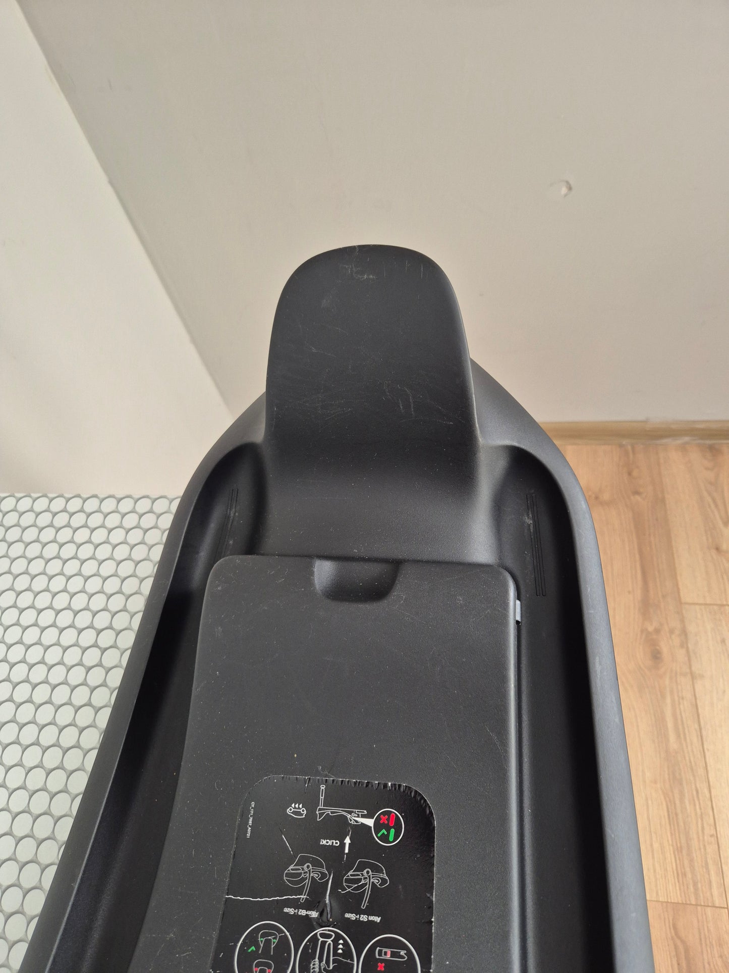 Aton B2 i-Size 0-13kg. su Cybex Base One IsoFix baze.