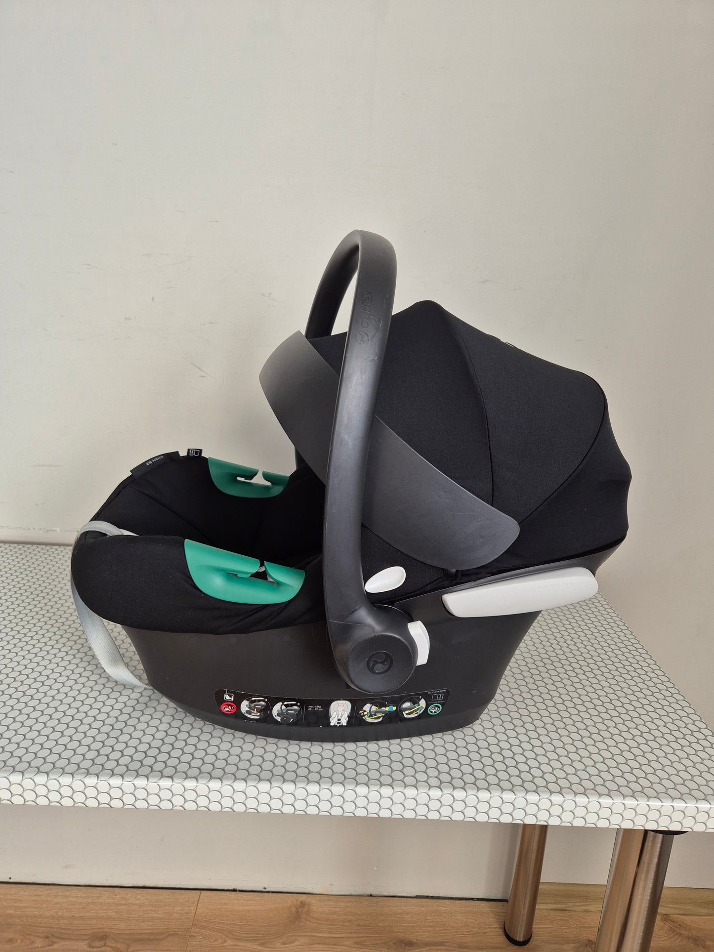 Aton B2 i-Size 0-13kg. su Cybex Base One IsoFix baze.