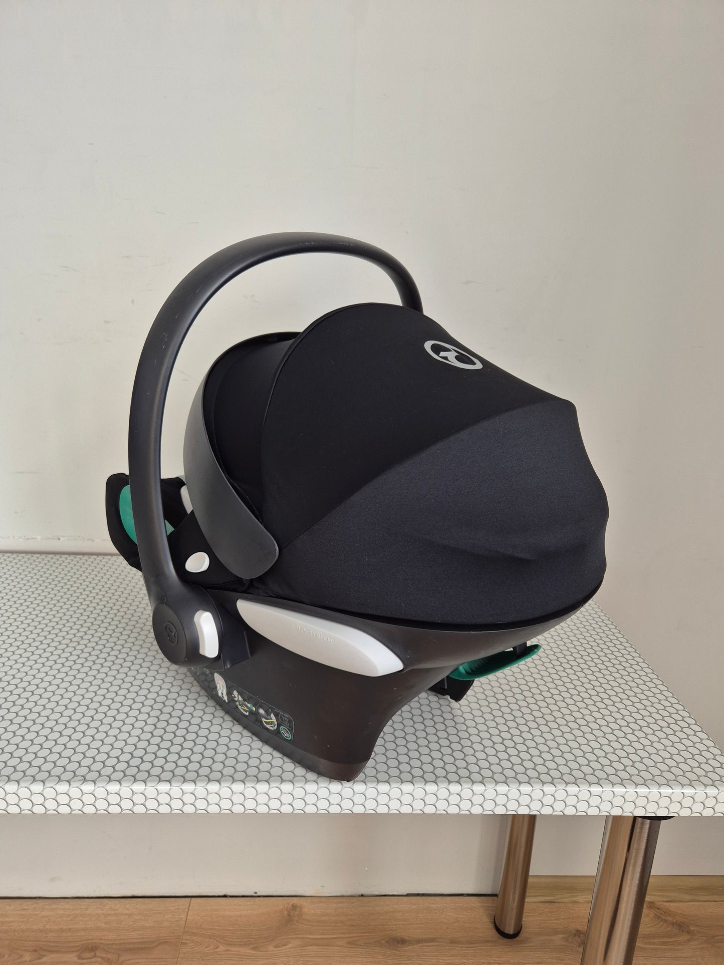Aton B2 i-Size 0-13kg. su Cybex Base One IsoFix baze.