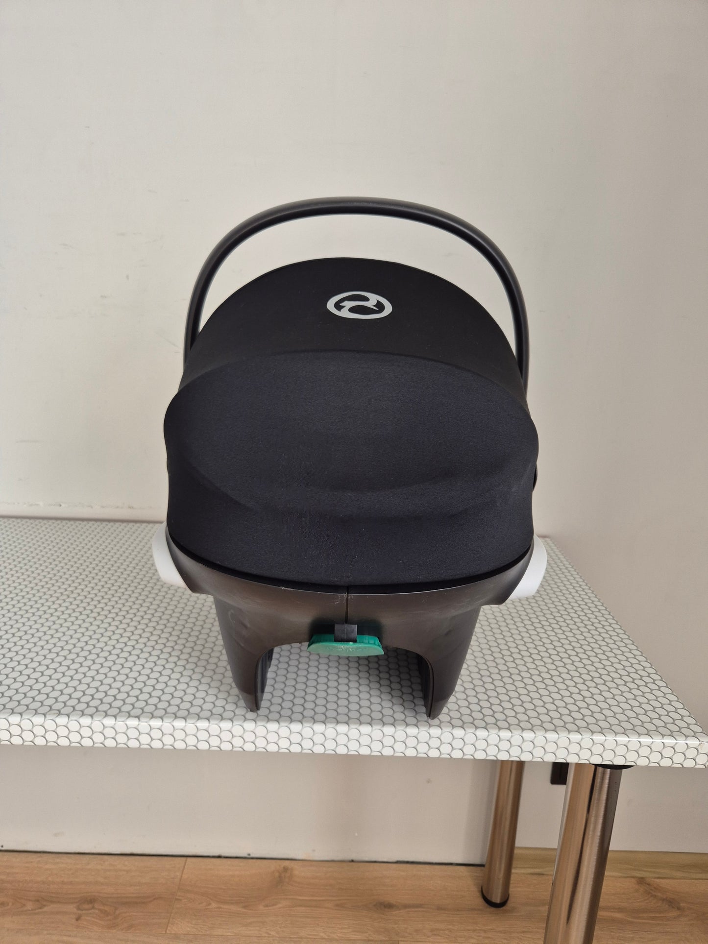 Aton B2 i-Size 0-13kg. su Cybex Base One IsoFix baze.