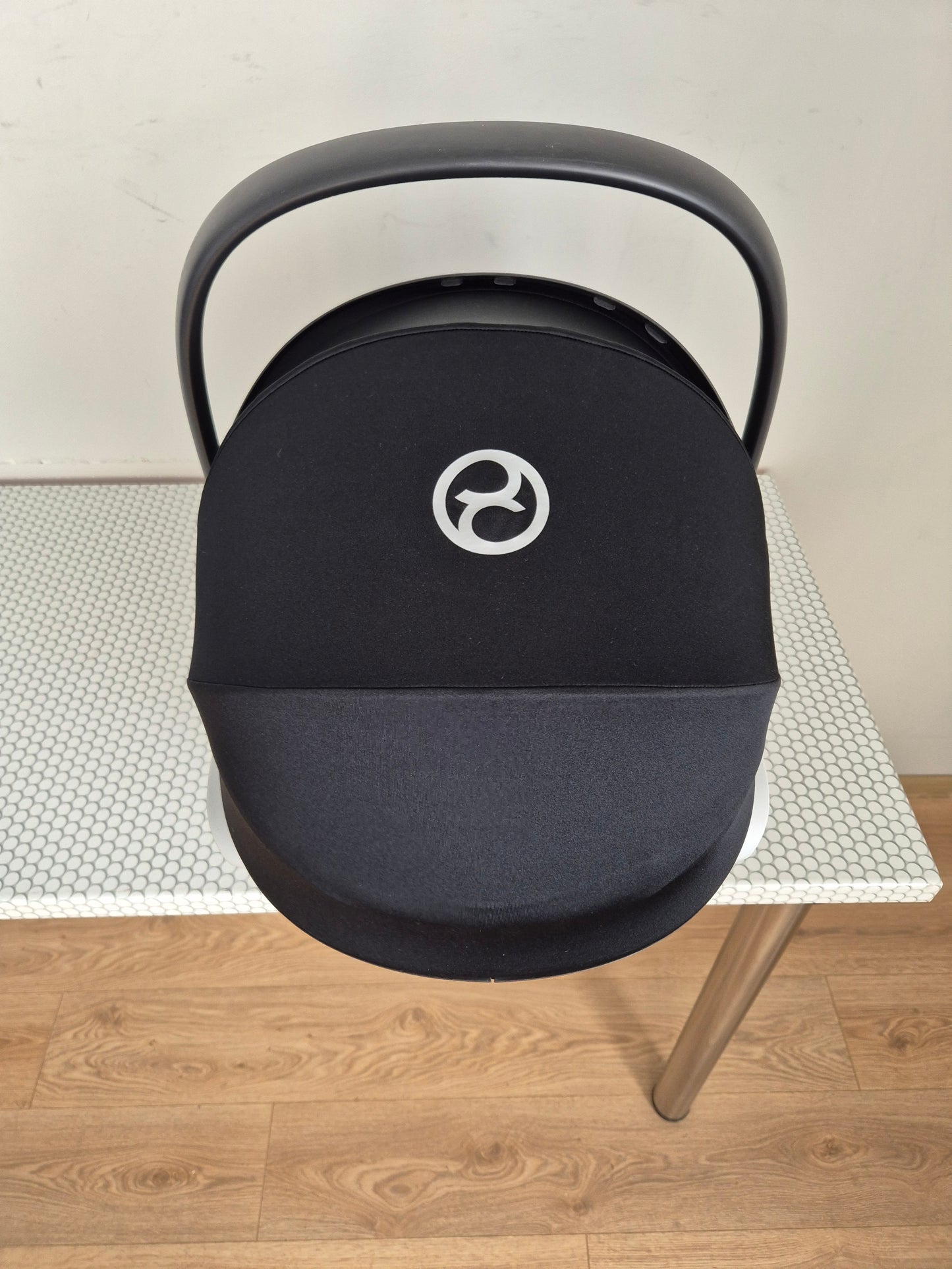 Aton B2 i-Size 0-13kg. su Cybex Base One IsoFix baze.