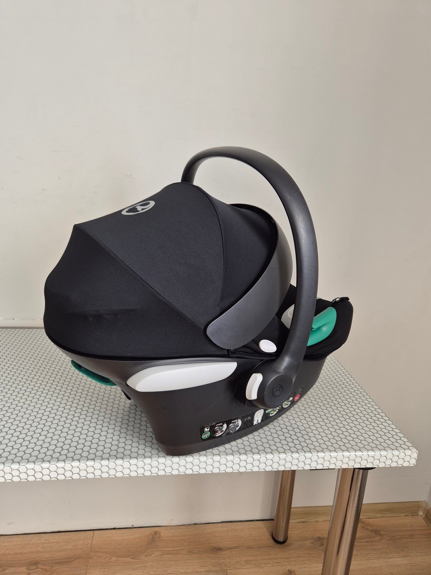 Aton B2 i-Size 0-13kg. su Cybex Base One IsoFix baze.