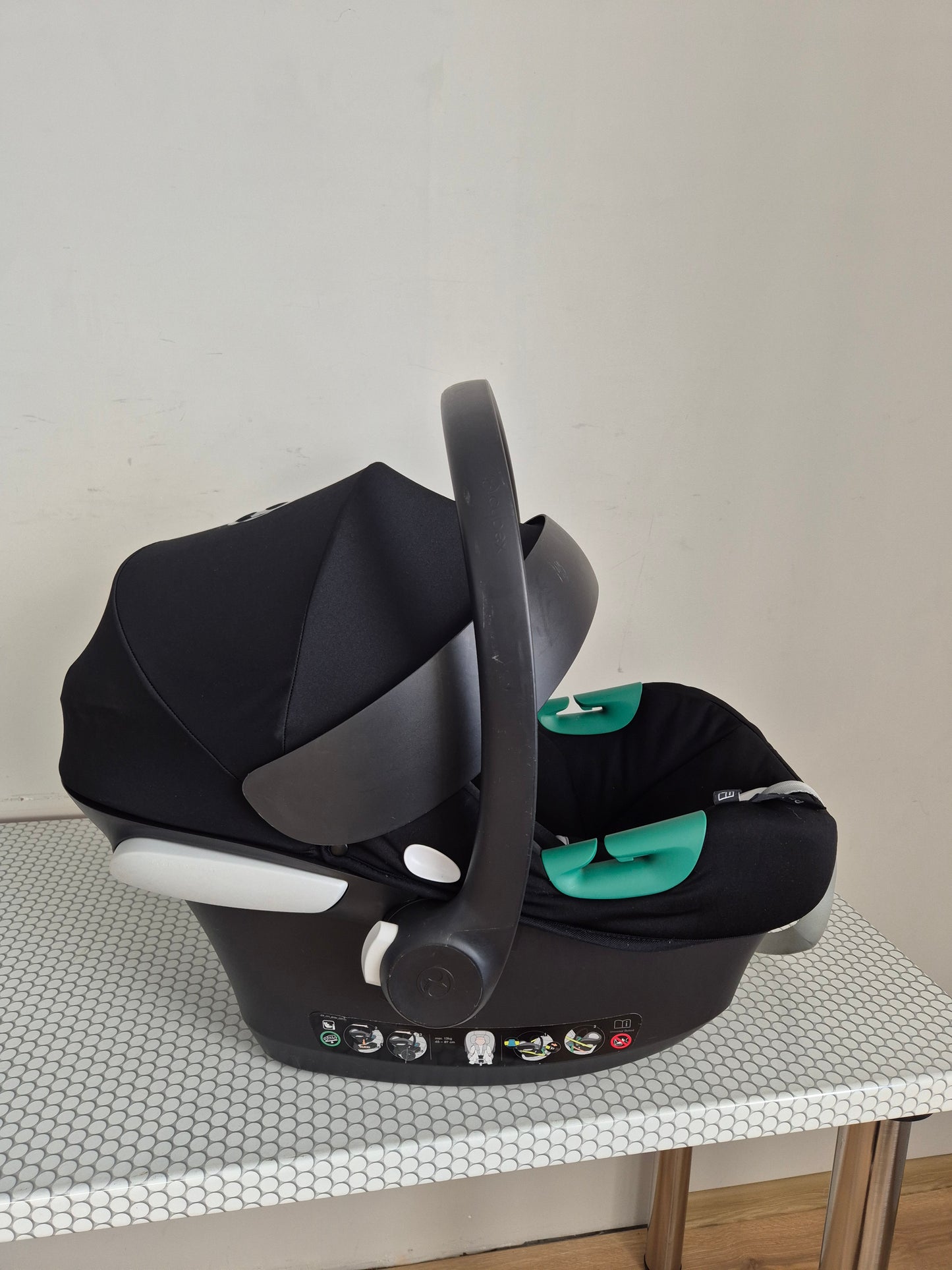 Aton B2 i-Size 0-13kg. su Cybex Base One IsoFix baze.
