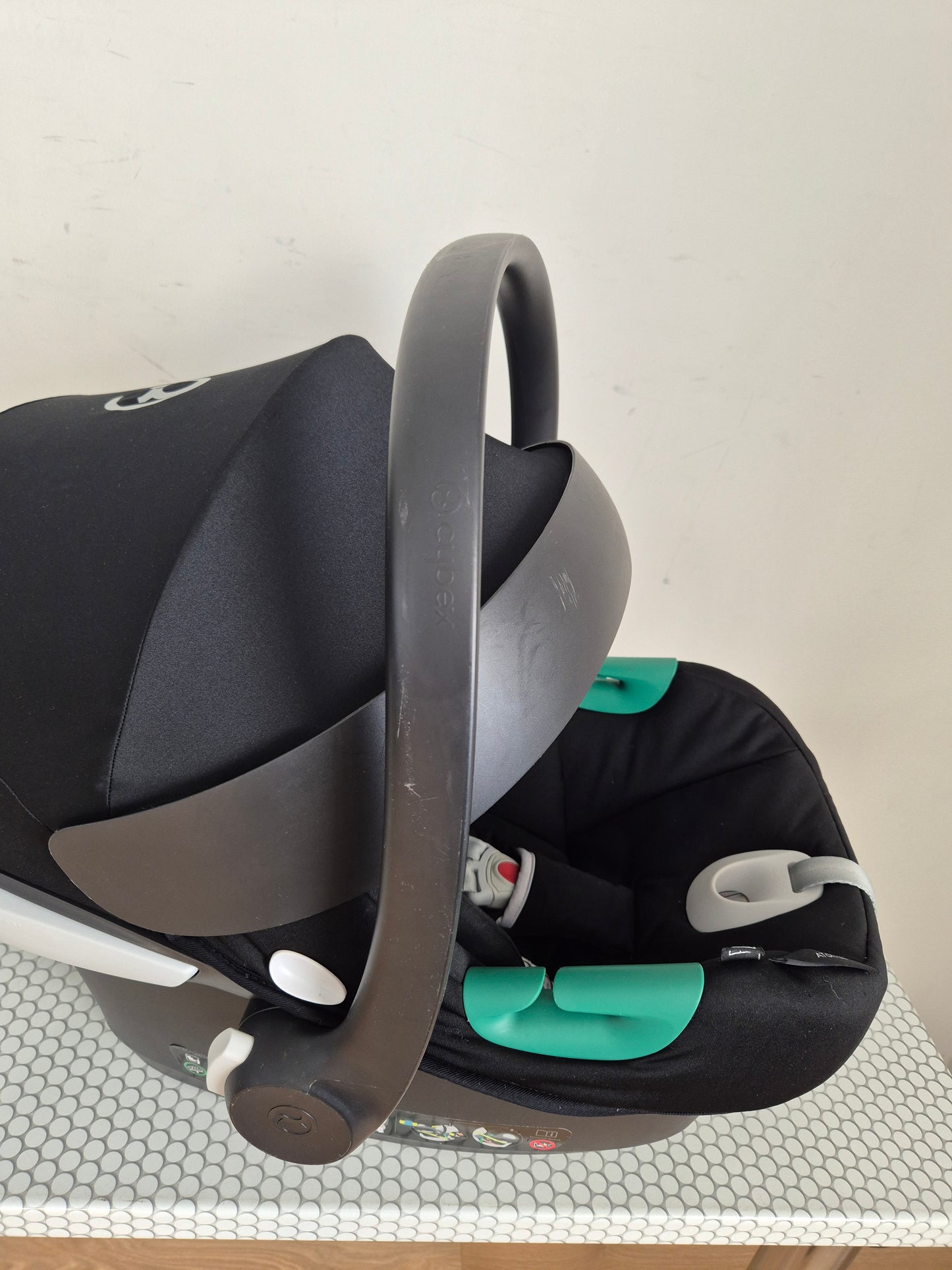 Aton B2 i-Size 0-13kg. su Cybex Base One IsoFix baze.