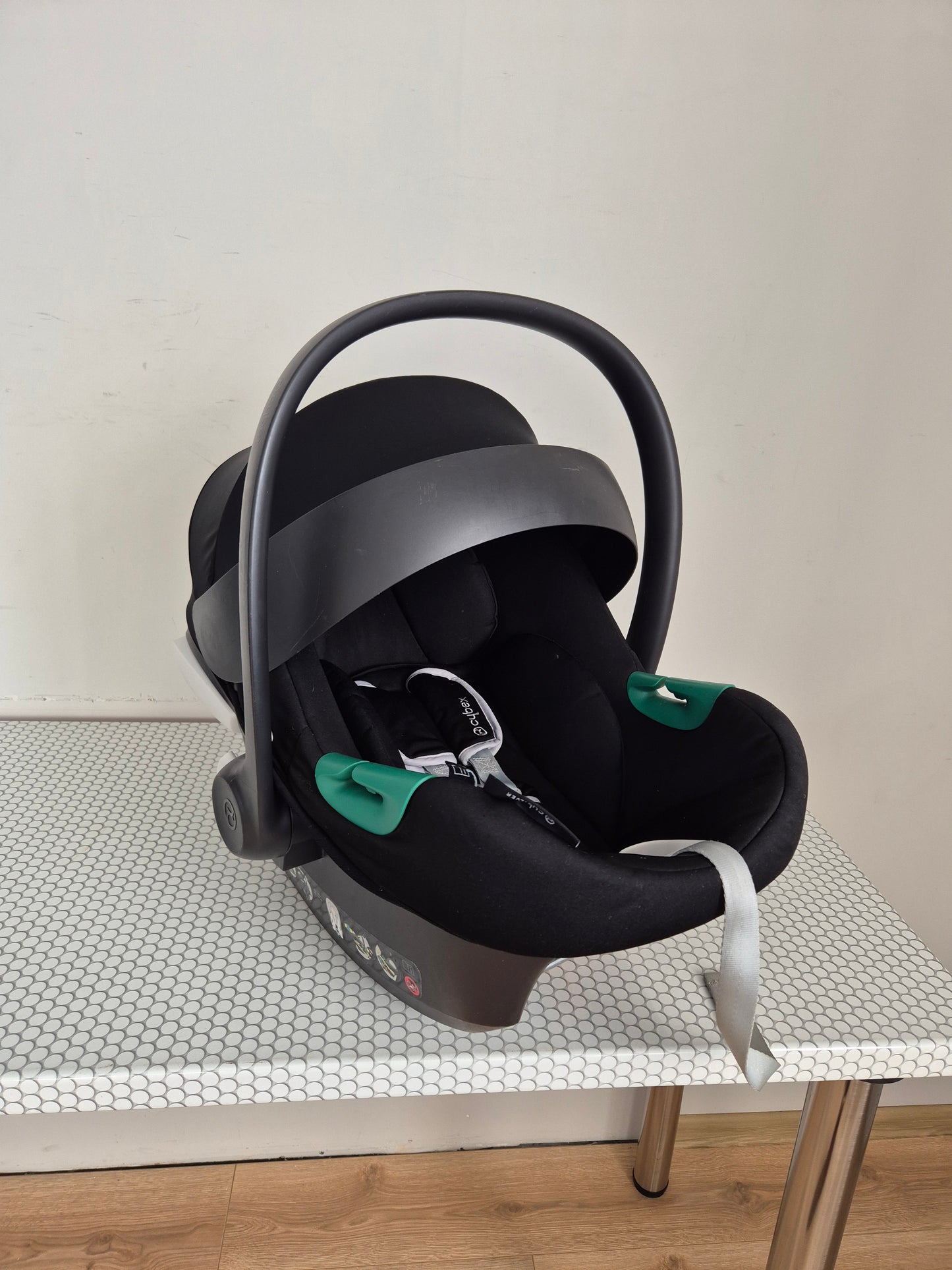 Aton B2 i-Size 0-13kg. su Cybex Base One IsoFix baze.