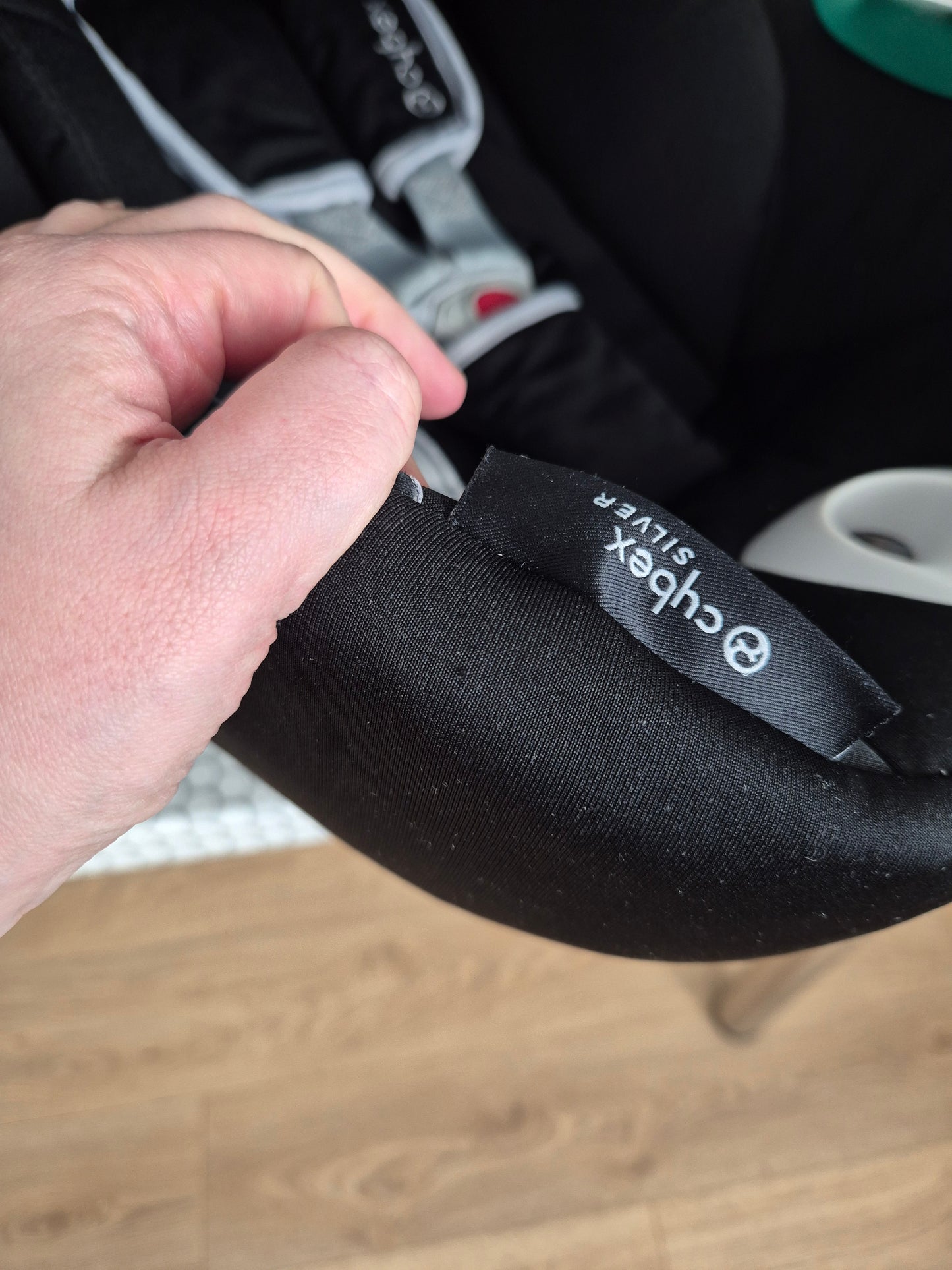 Aton B2 i-Size 0-13kg. su Cybex Base One IsoFix baze.