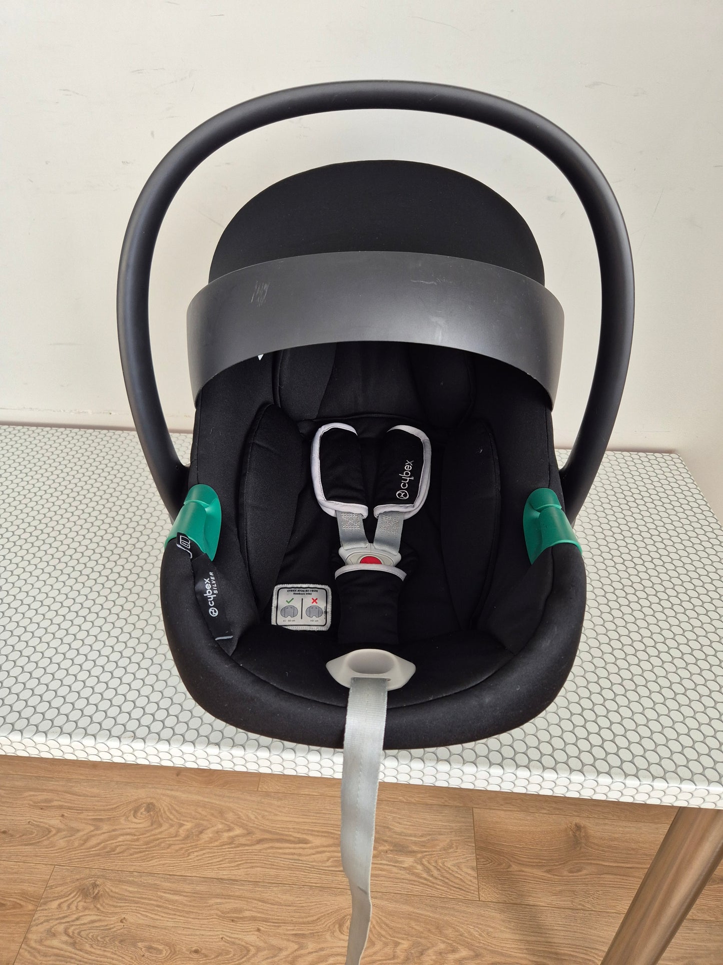 Aton B2 i-Size 0-13kg. su Cybex Base One IsoFix baze.