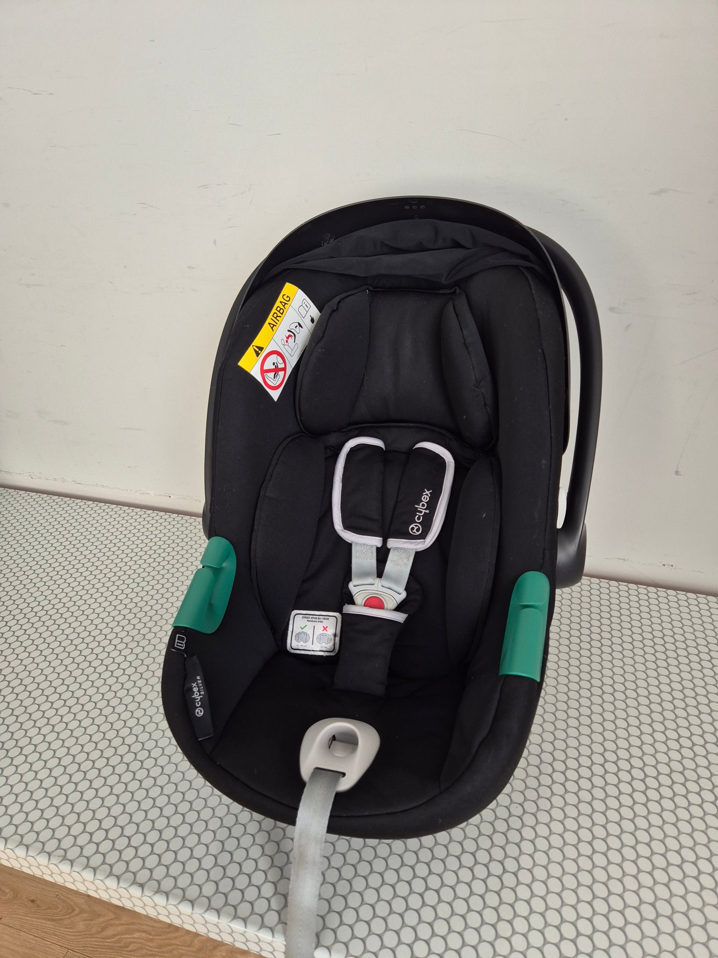 Aton B2 i-Size 0-13kg. su Cybex Base One IsoFix baze.