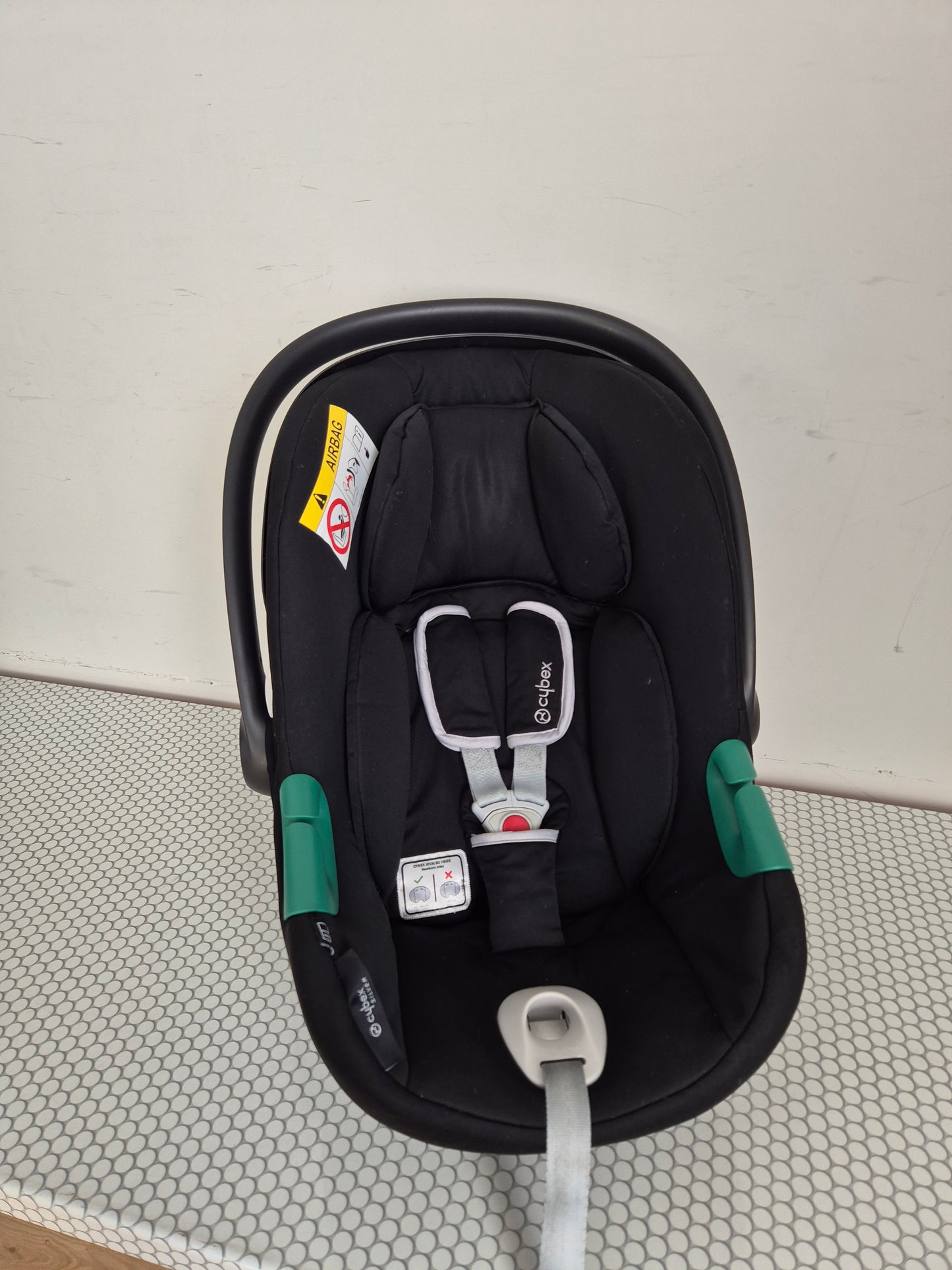 Aton B2 i-Size 0-13kg. su Cybex Base One IsoFix baze.