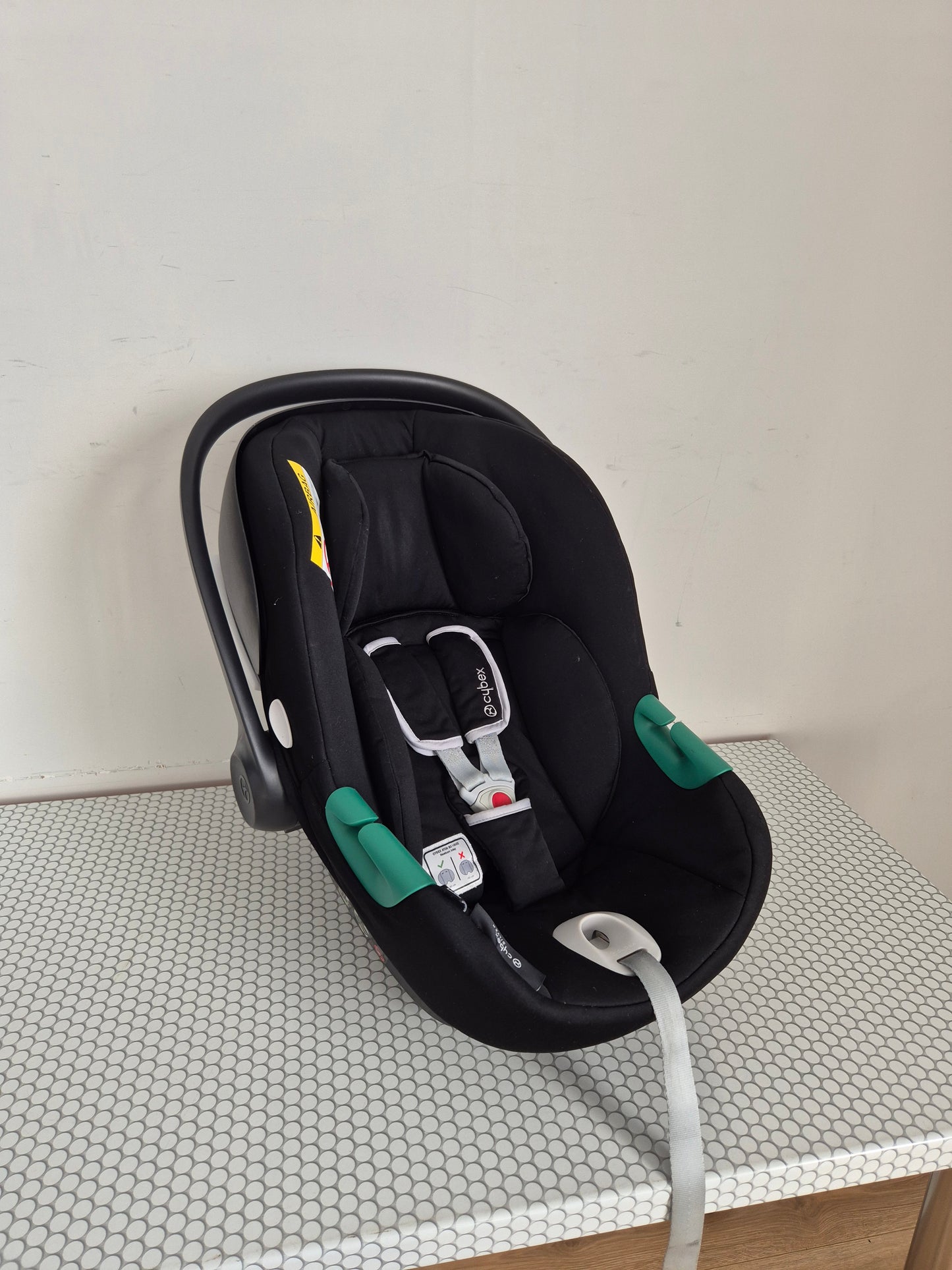 Aton B2 i-Size 0-13kg. su Cybex Base One IsoFix baze.