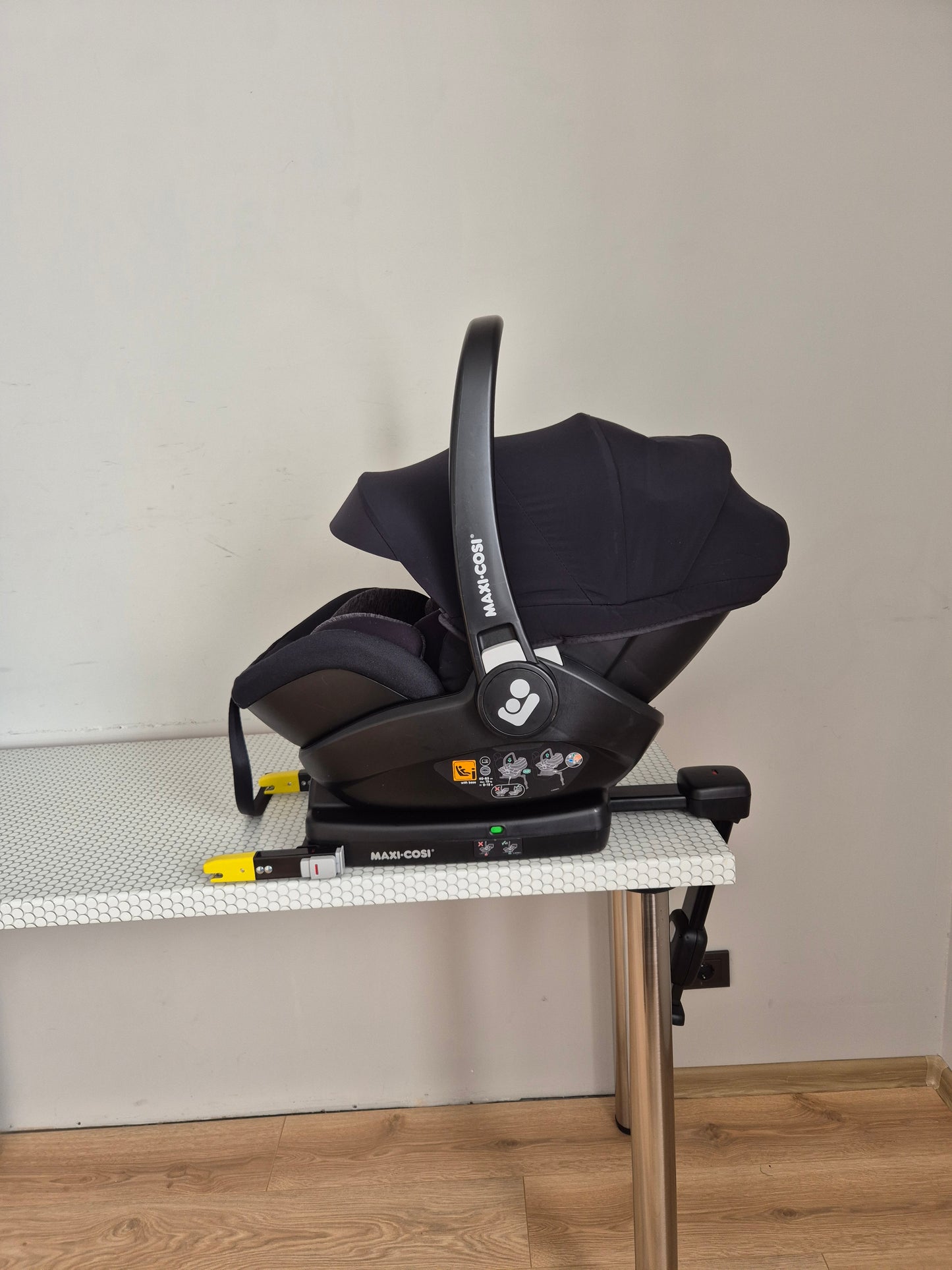 Maxi Cosi Marble i-Size 0-13kg. su IsoFix baze.