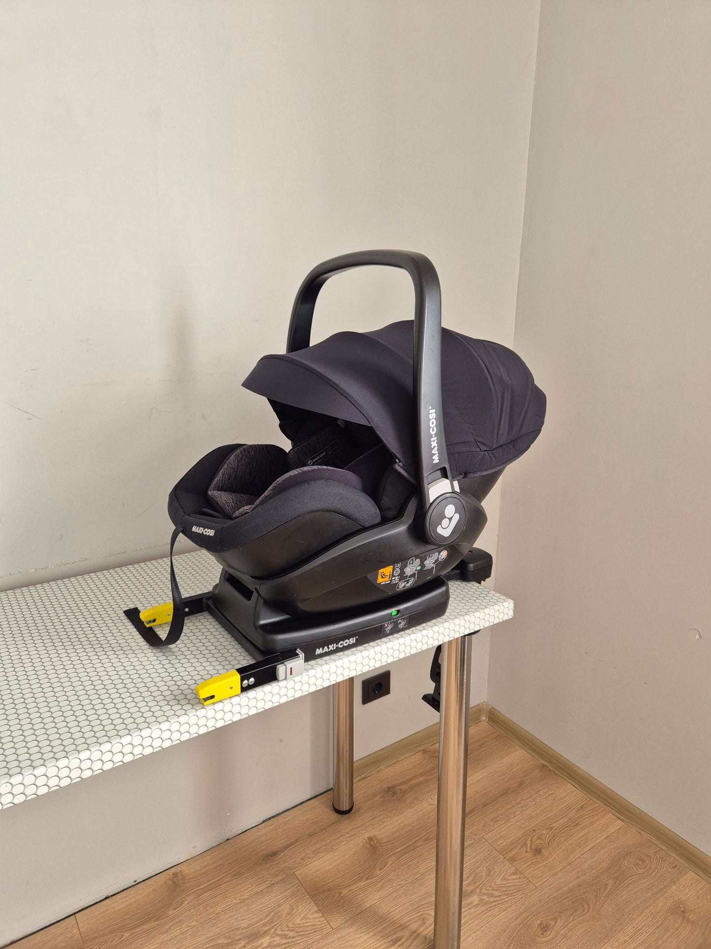 Maxi Cosi Marble i-Size 0-13kg. su IsoFix baze.