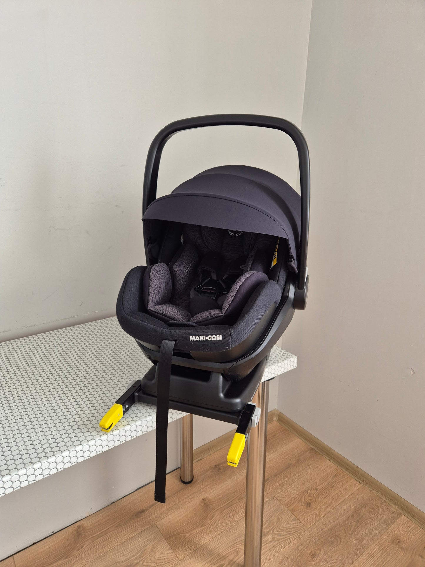 Maxi Cosi Marble i-Size 0-13kg. su IsoFix baze.