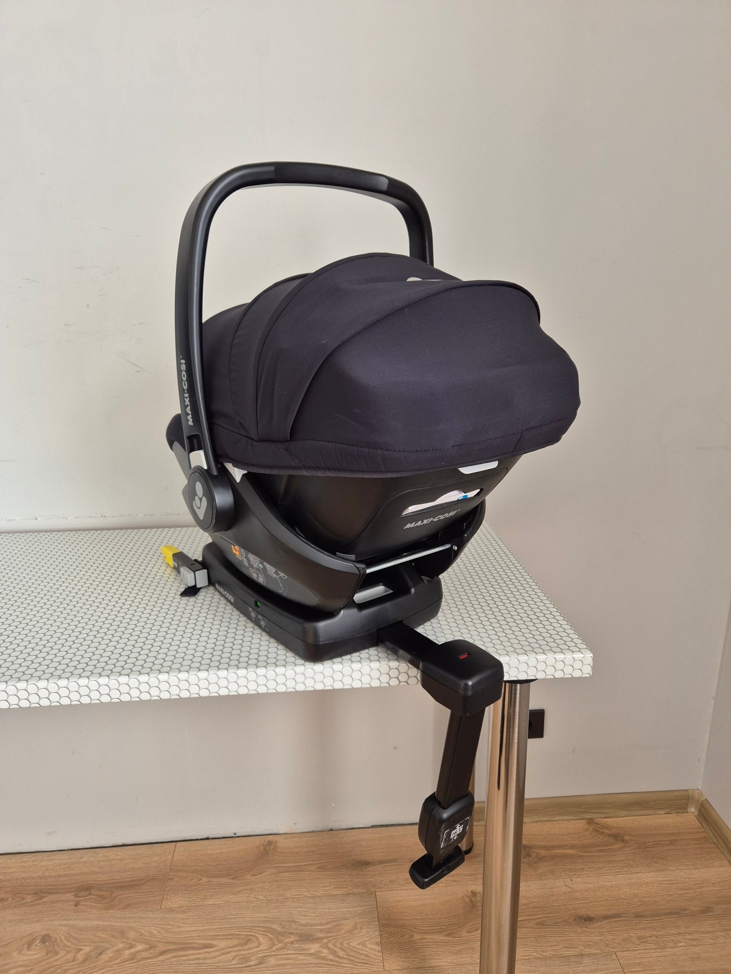 Maxi Cosi Marble i-Size 0-13kg. su IsoFix baze.