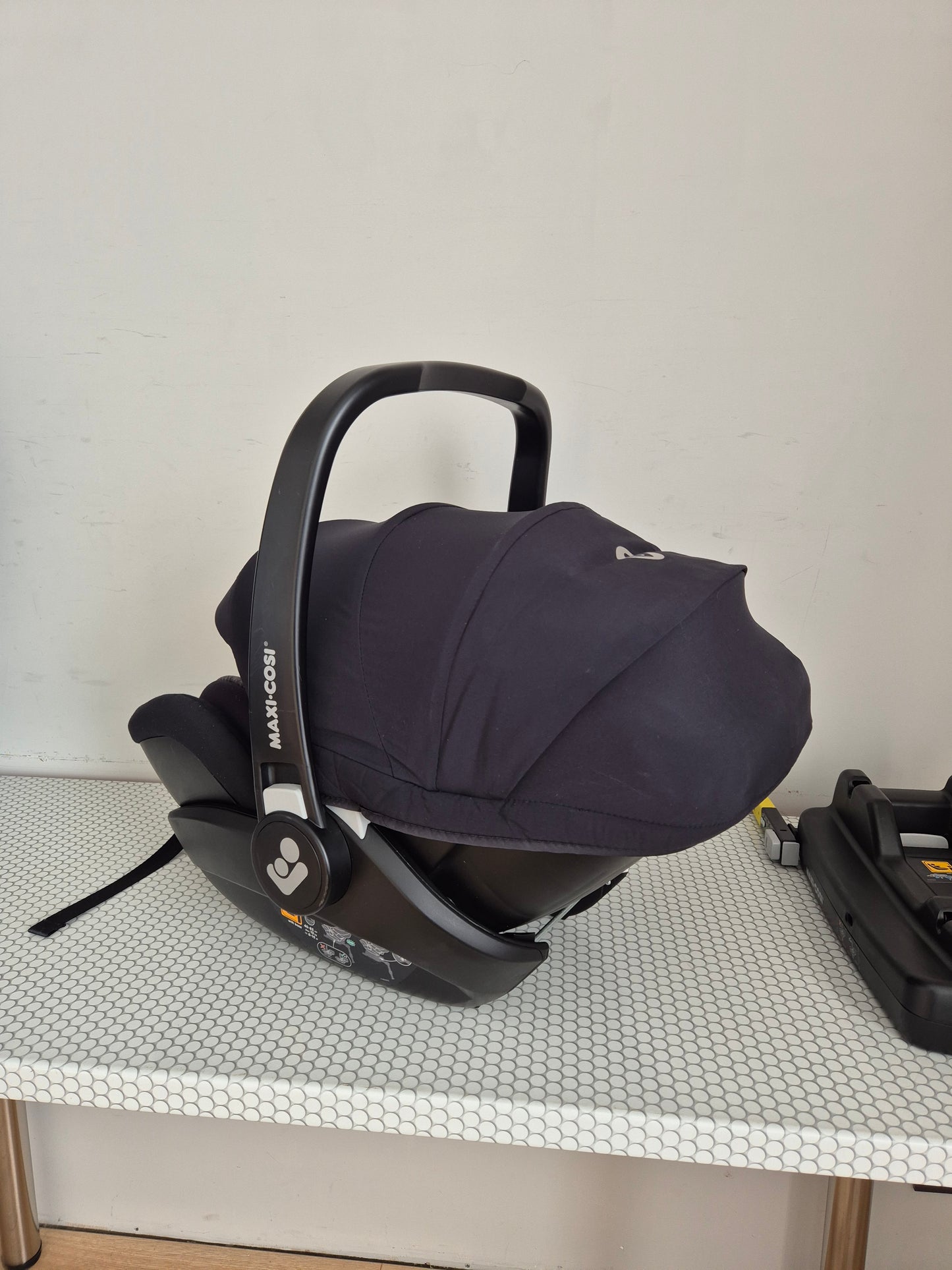 Maxi Cosi Marble i-Size 0-13kg. su IsoFix baze.