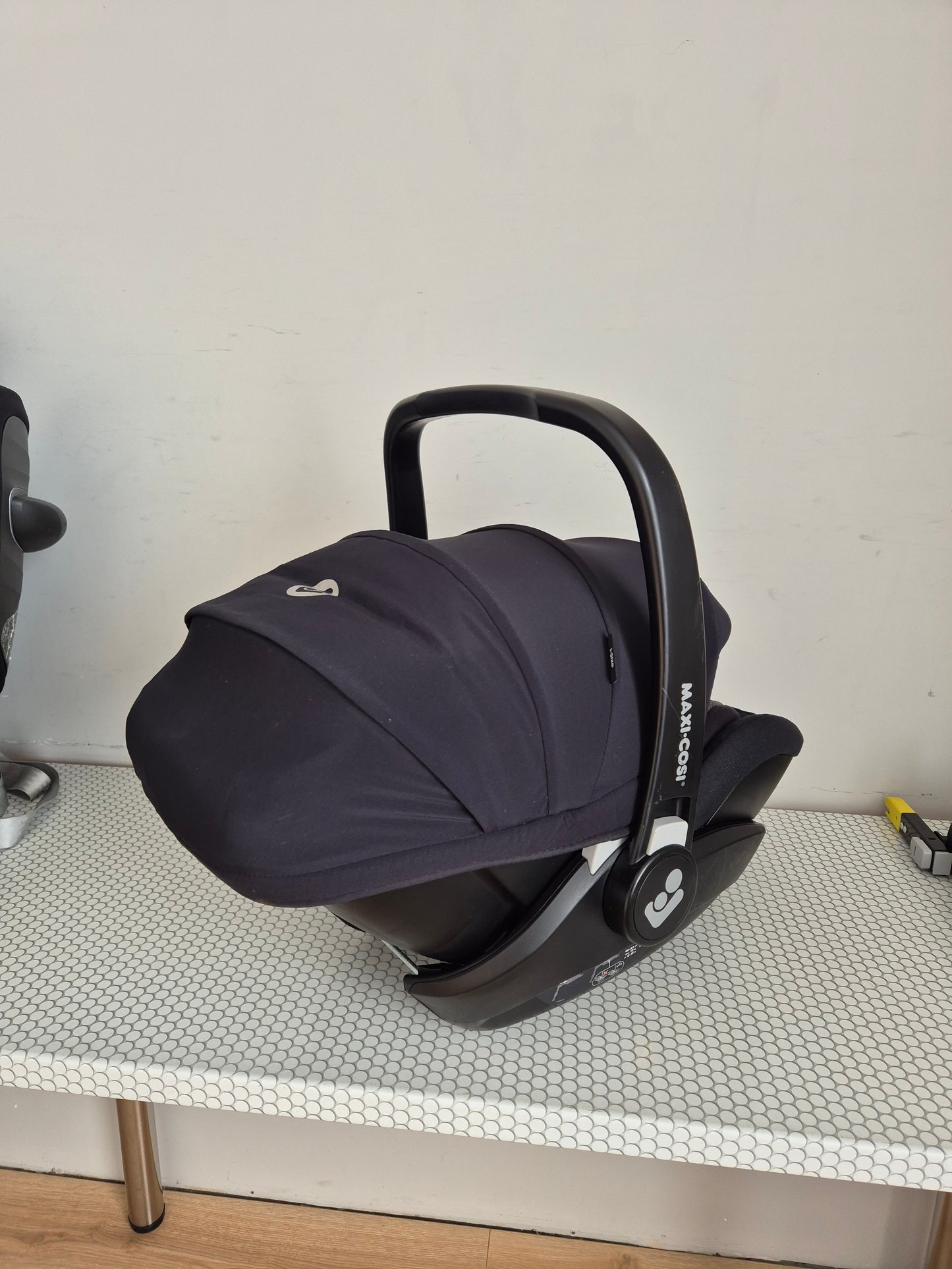 Maxi Cosi Marble i-Size 0-13kg. su IsoFix baze.