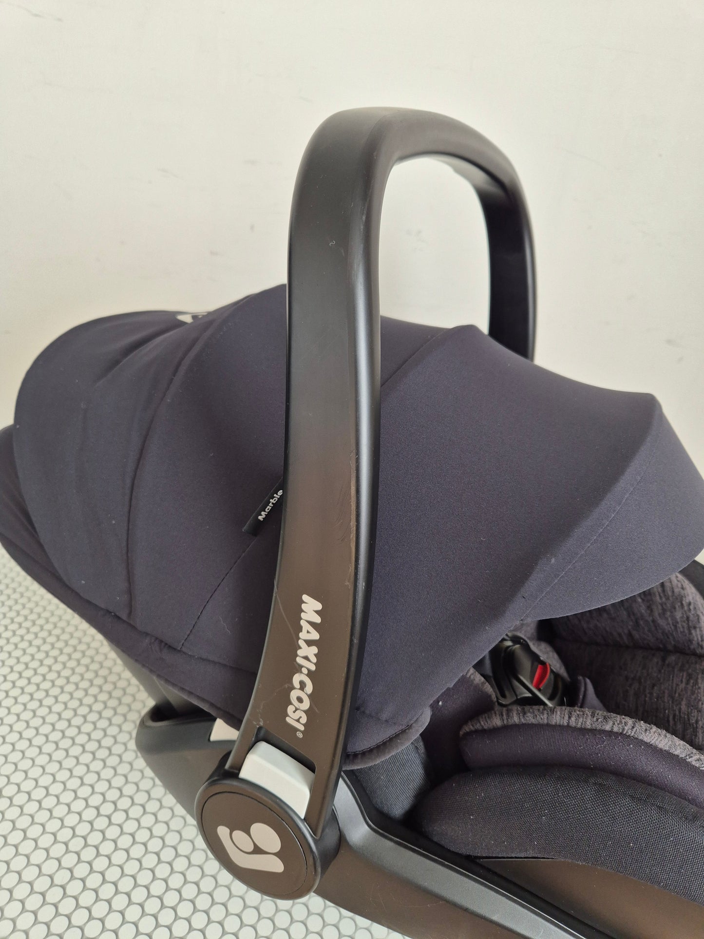 Maxi Cosi Marble i-Size 0-13kg. su IsoFix baze.