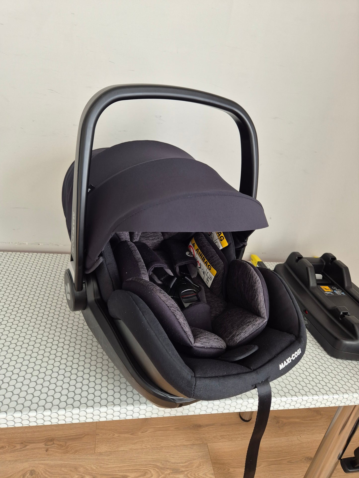 Maxi Cosi Marble i-Size 0-13kg. su IsoFix baze.
