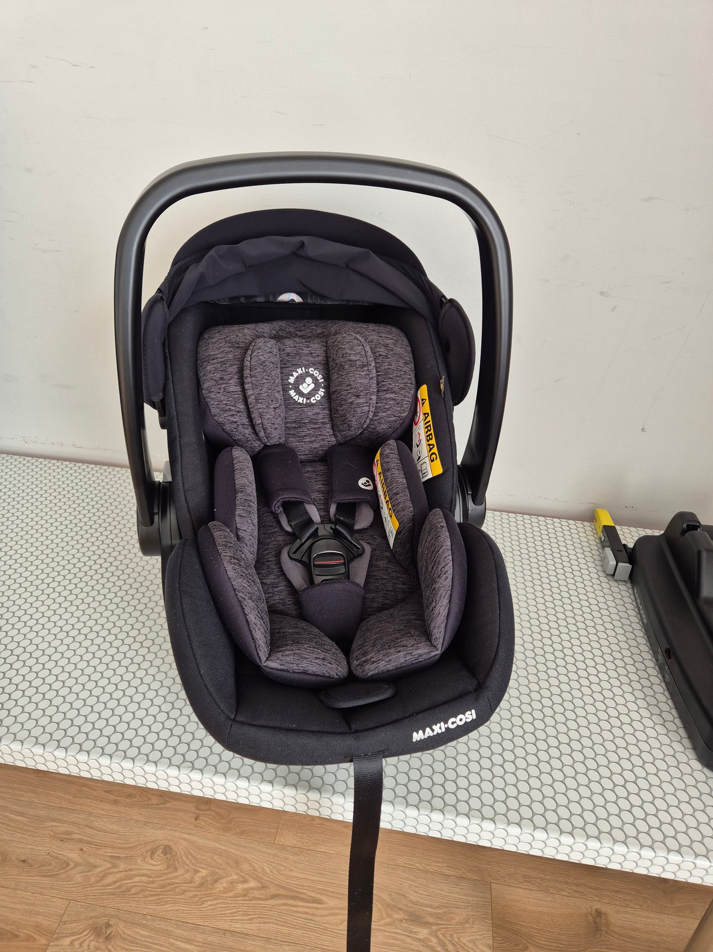 Maxi Cosi Marble i-Size 0-13kg. su IsoFix baze.