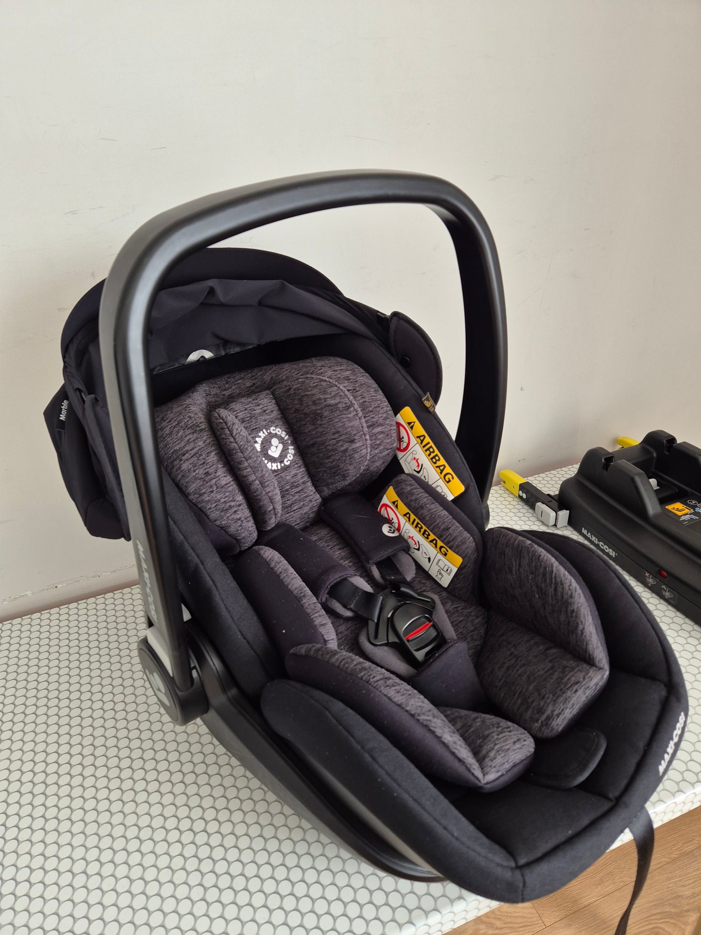 Maxi Cosi Marble i-Size 0-13kg. su IsoFix baze.
