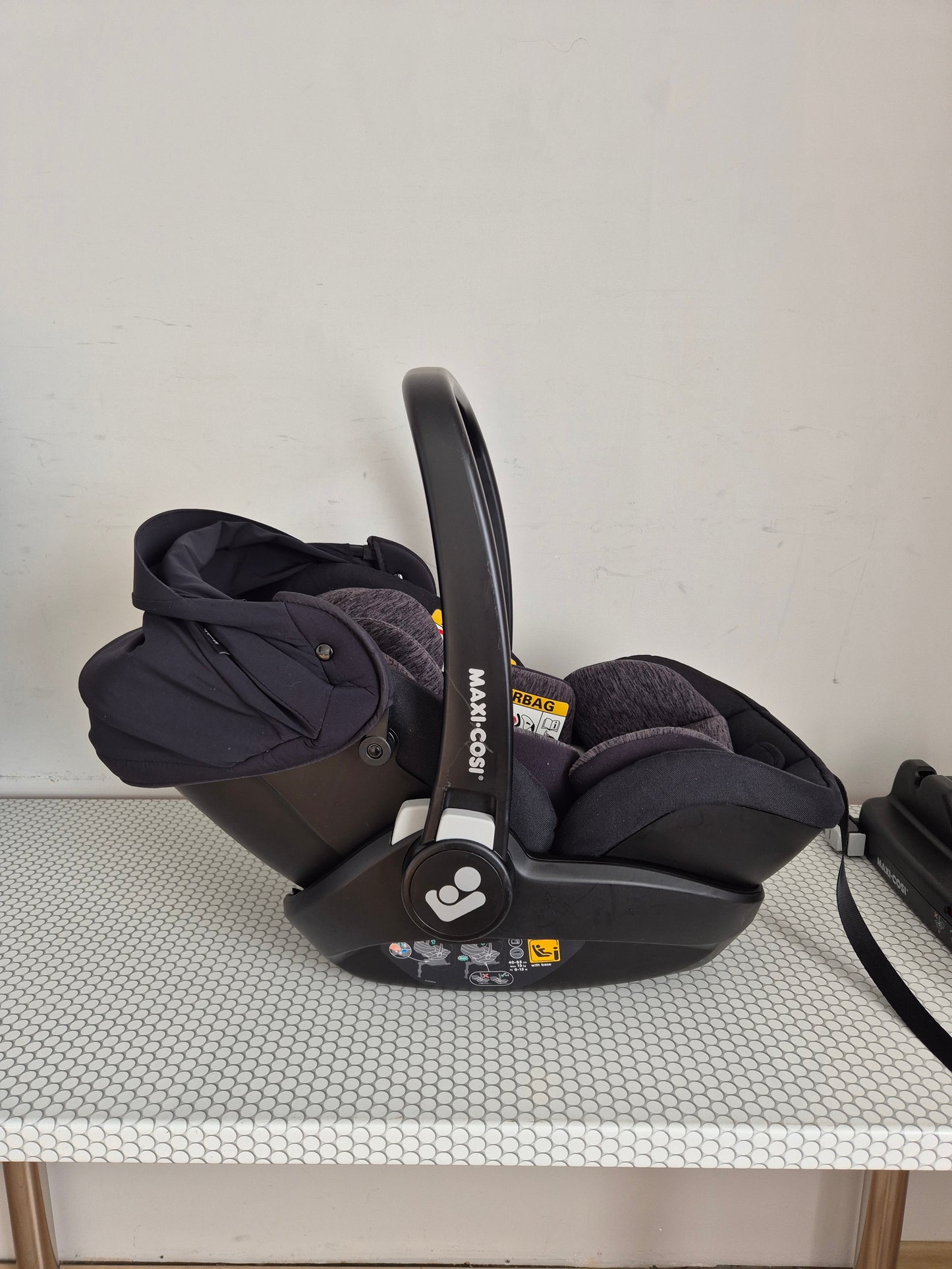 Maxi Cosi Marble i-Size 0-13kg. su IsoFix baze.