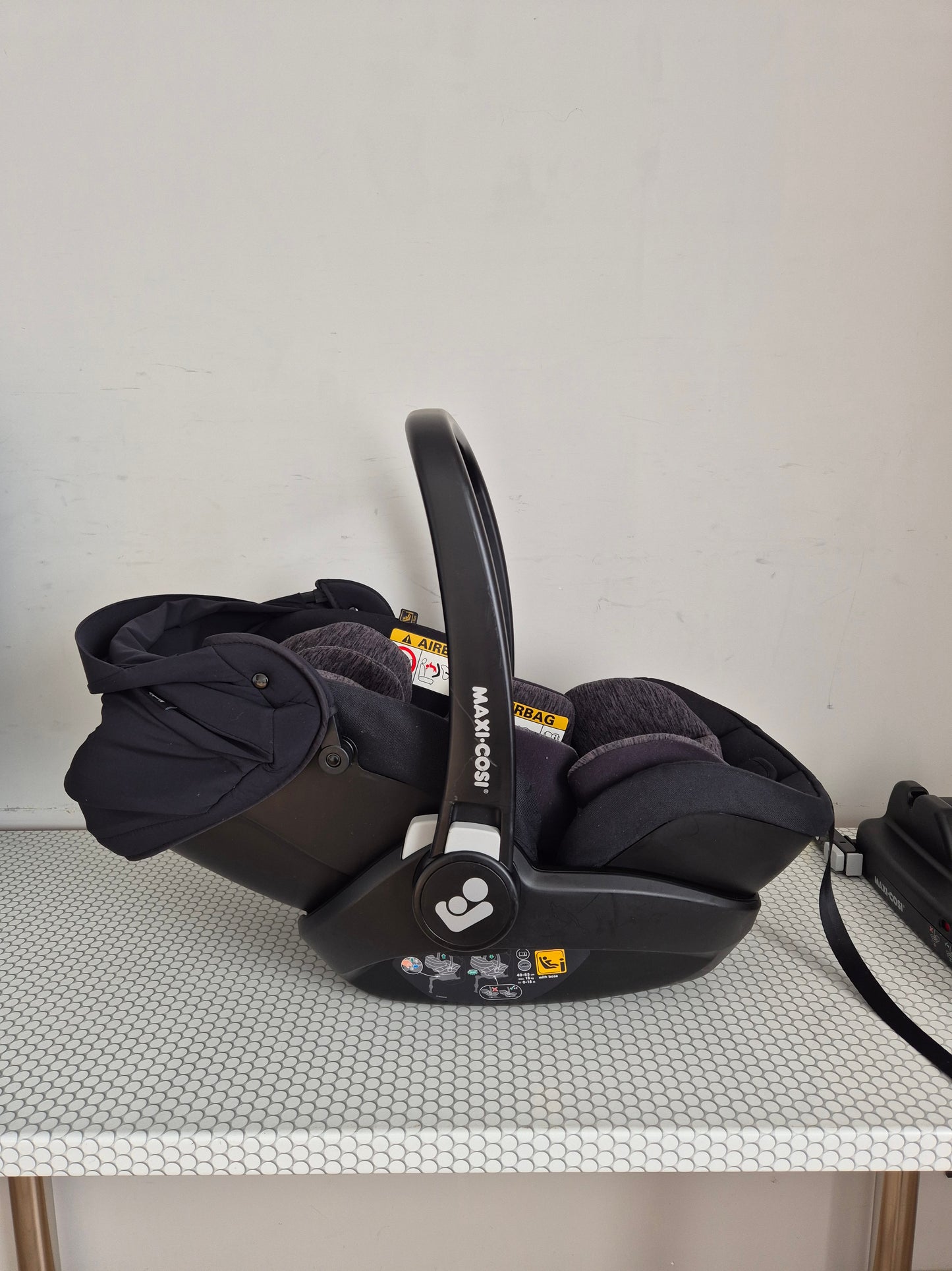Maxi Cosi Marble i-Size 0-13kg. su IsoFix baze.