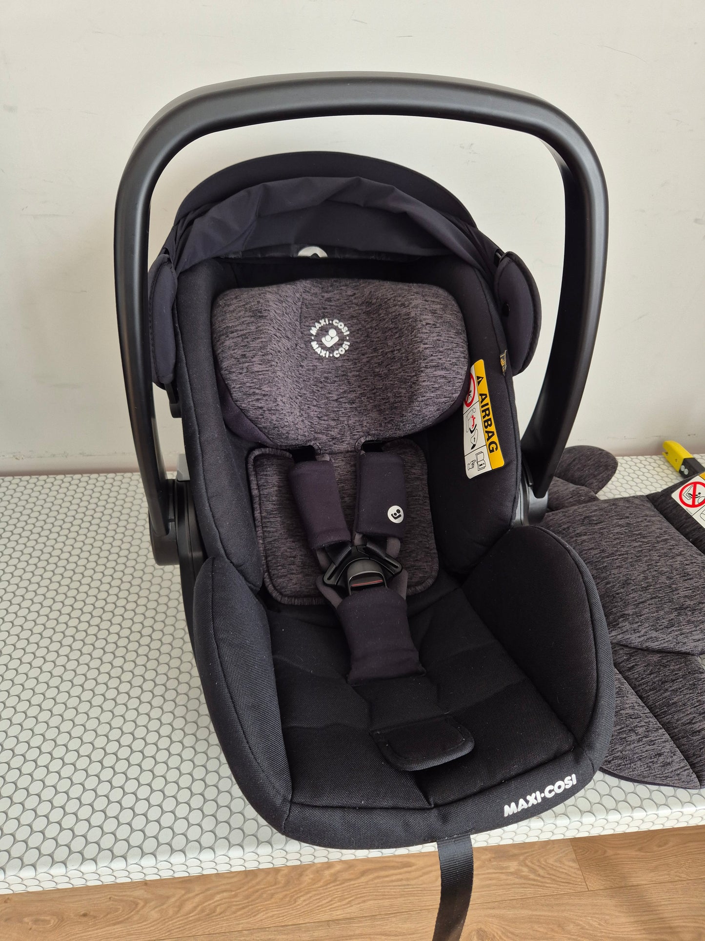 Maxi Cosi Marble i-Size 0-13kg. su IsoFix baze.