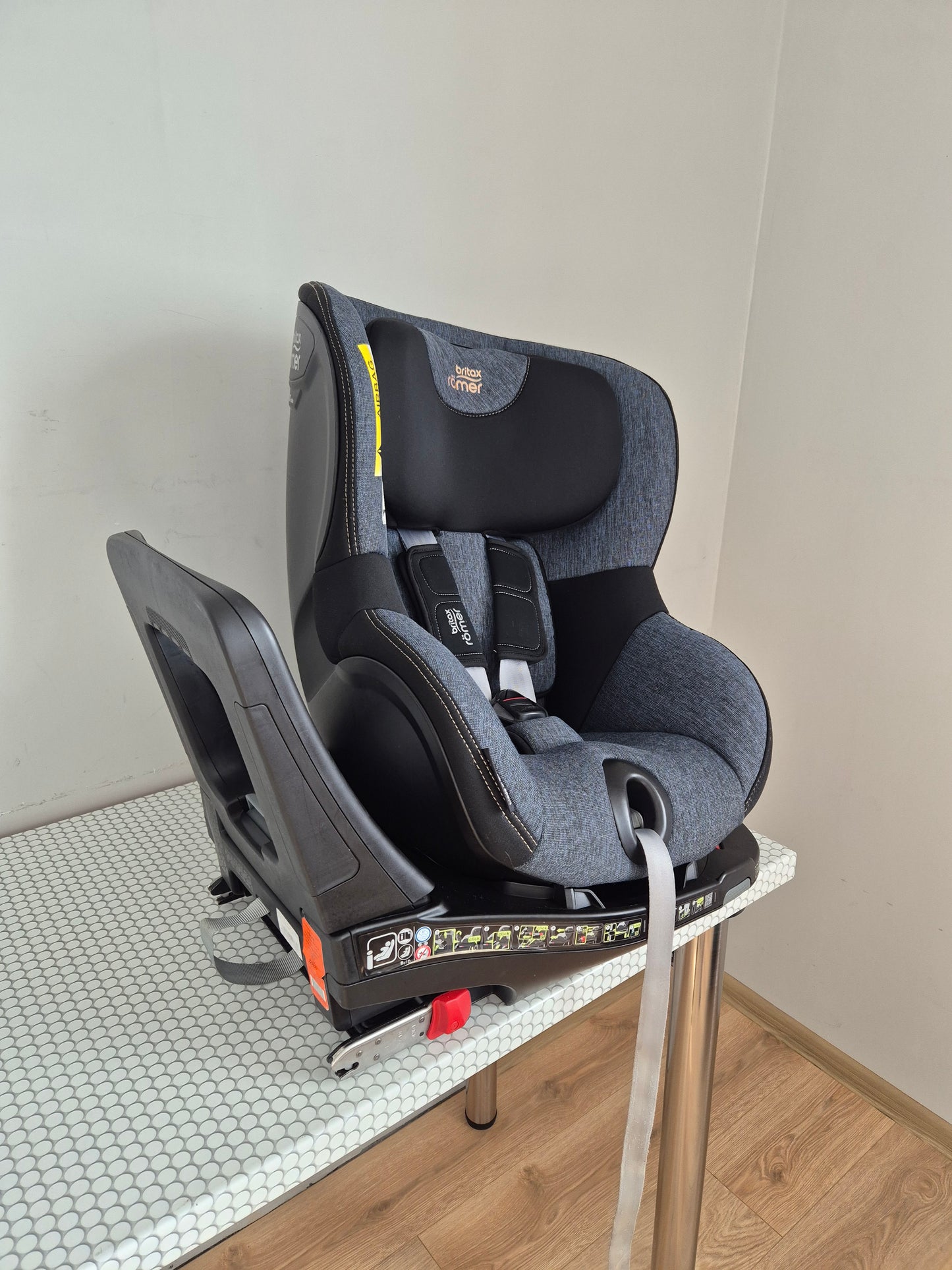 Britax Romer DualFix M i-Size 0-18kg