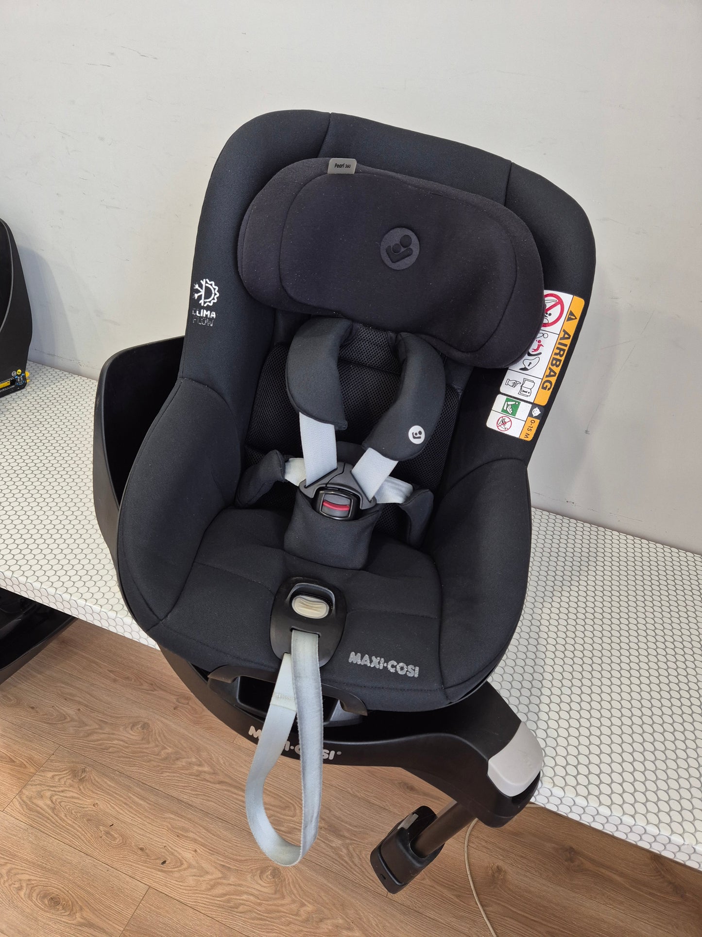 Maxi Cosi Pearl 360 i-Size 61–105cm. su FamilyFix360 baze.