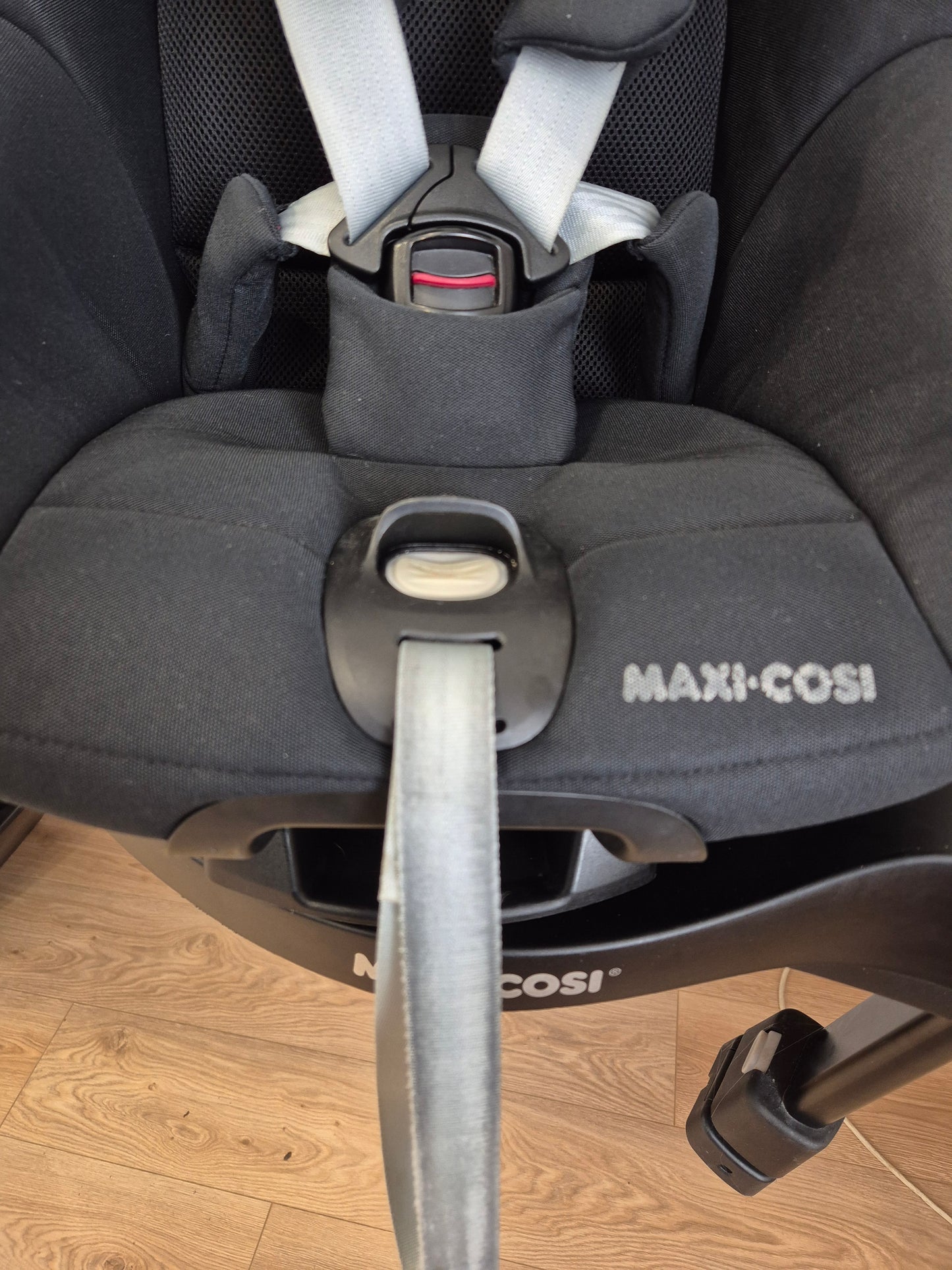 Maxi Cosi Pearl 360 i-Size 61–105cm. su FamilyFix360 baze.