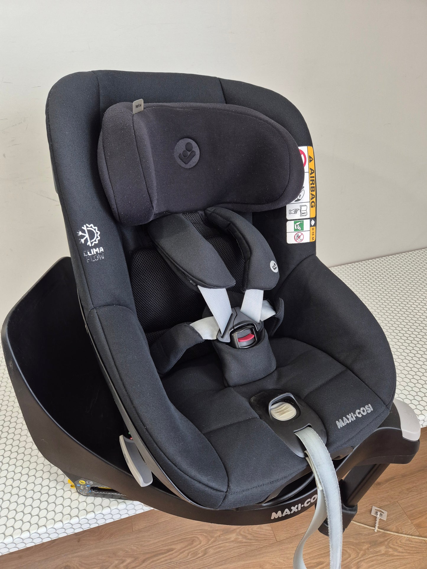 Maxi Cosi Pearl 360 i-Size 61–105cm. su FamilyFix360 baze.