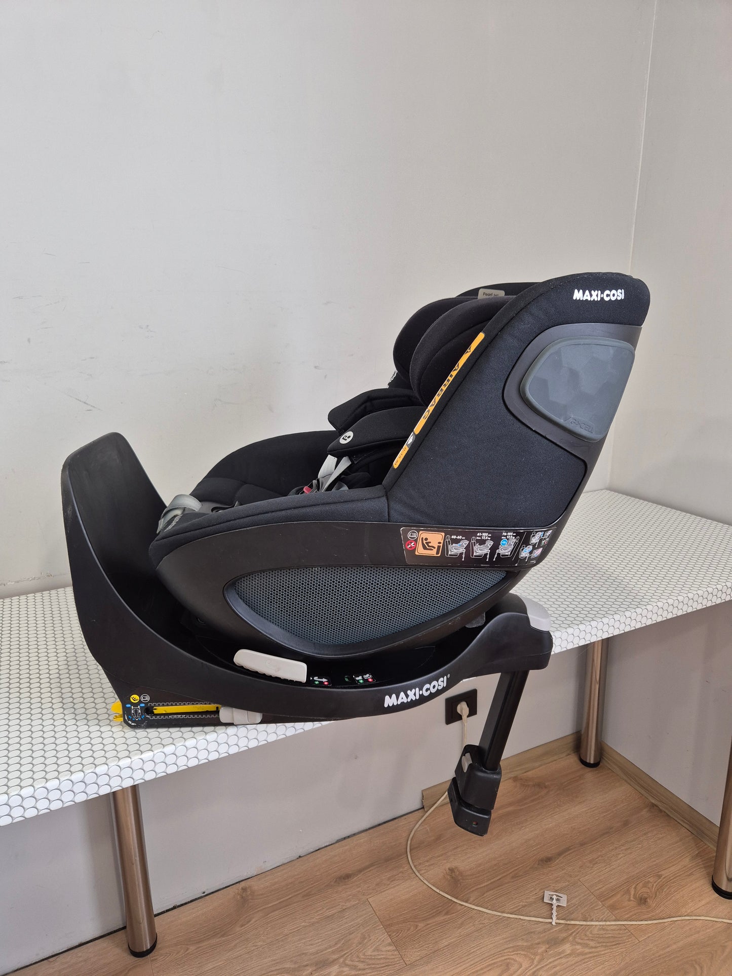 Maxi Cosi Pearl 360 i-Size 61–105cm. su FamilyFix360 baze.