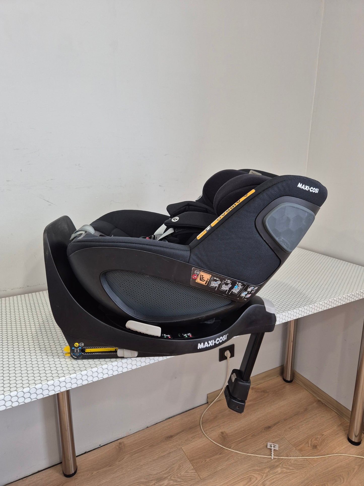 Maxi Cosi Pearl 360 i-Size 61–105cm. su FamilyFix360 baze.