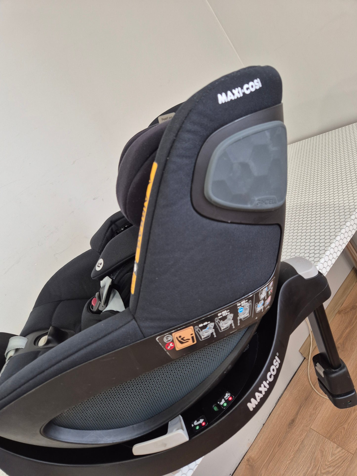 Maxi Cosi Pearl 360 i-Size 61–105cm. su FamilyFix360 baze.