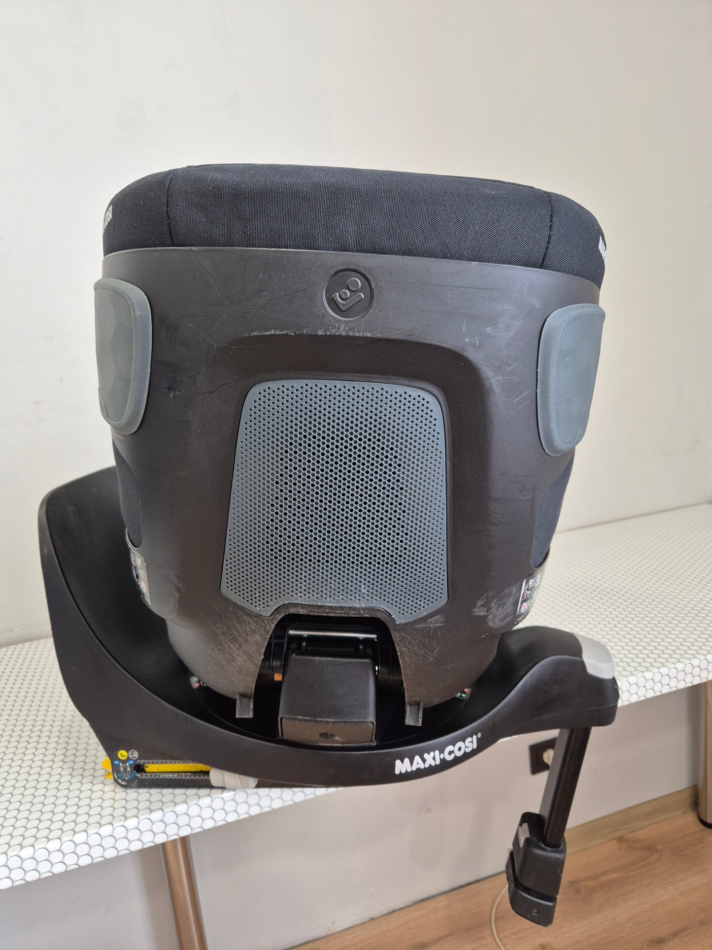 Maxi Cosi Pearl 360 i-Size 61–105cm. su FamilyFix360 baze.