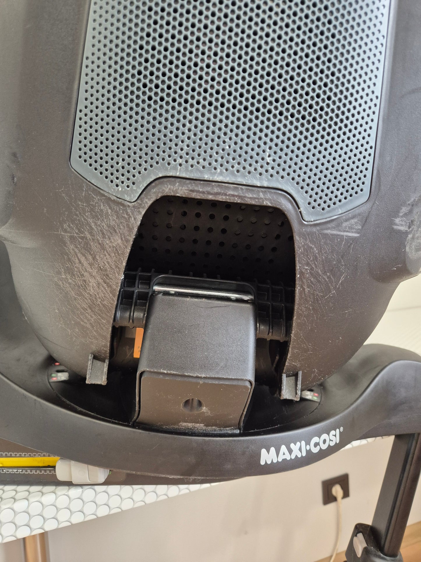 Maxi Cosi Pearl 360 i-Size 61–105cm. su FamilyFix360 baze.