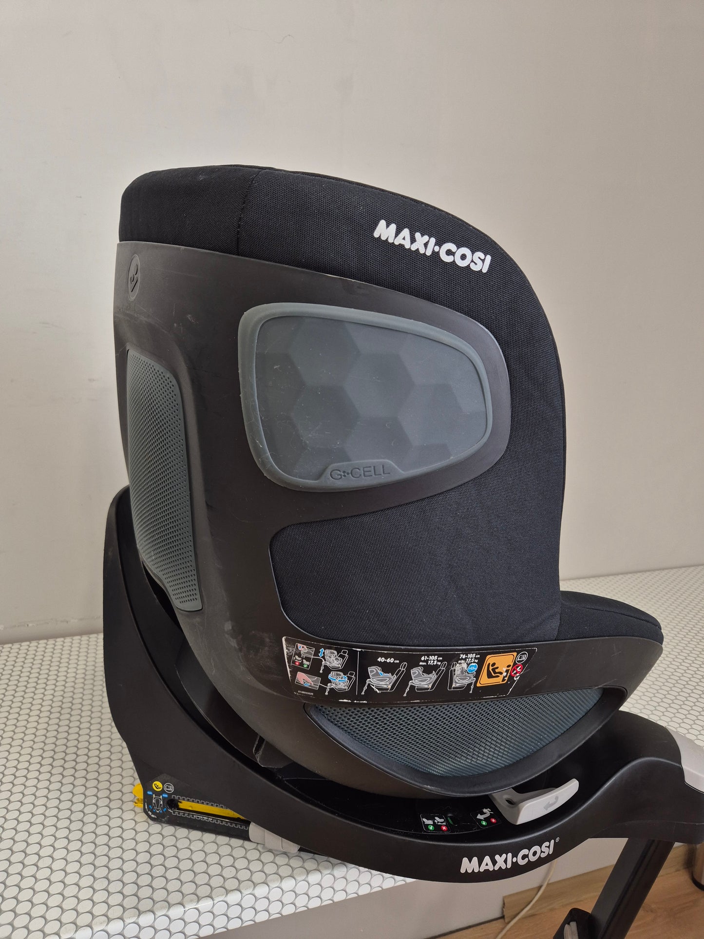 Maxi Cosi Pearl 360 i-Size 61–105cm. su FamilyFix360 baze.