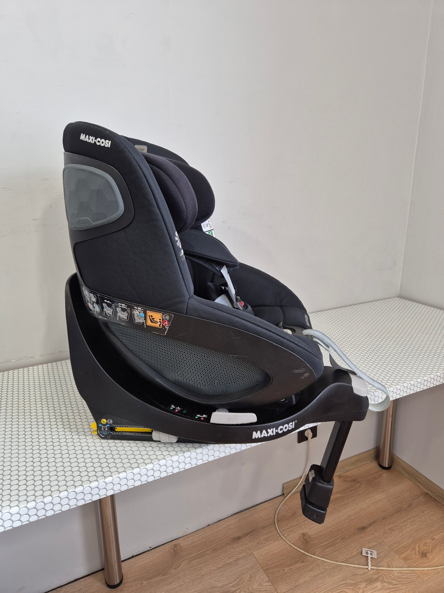 Maxi Cosi Pearl 360 i-Size 61–105cm. su FamilyFix360 baze.