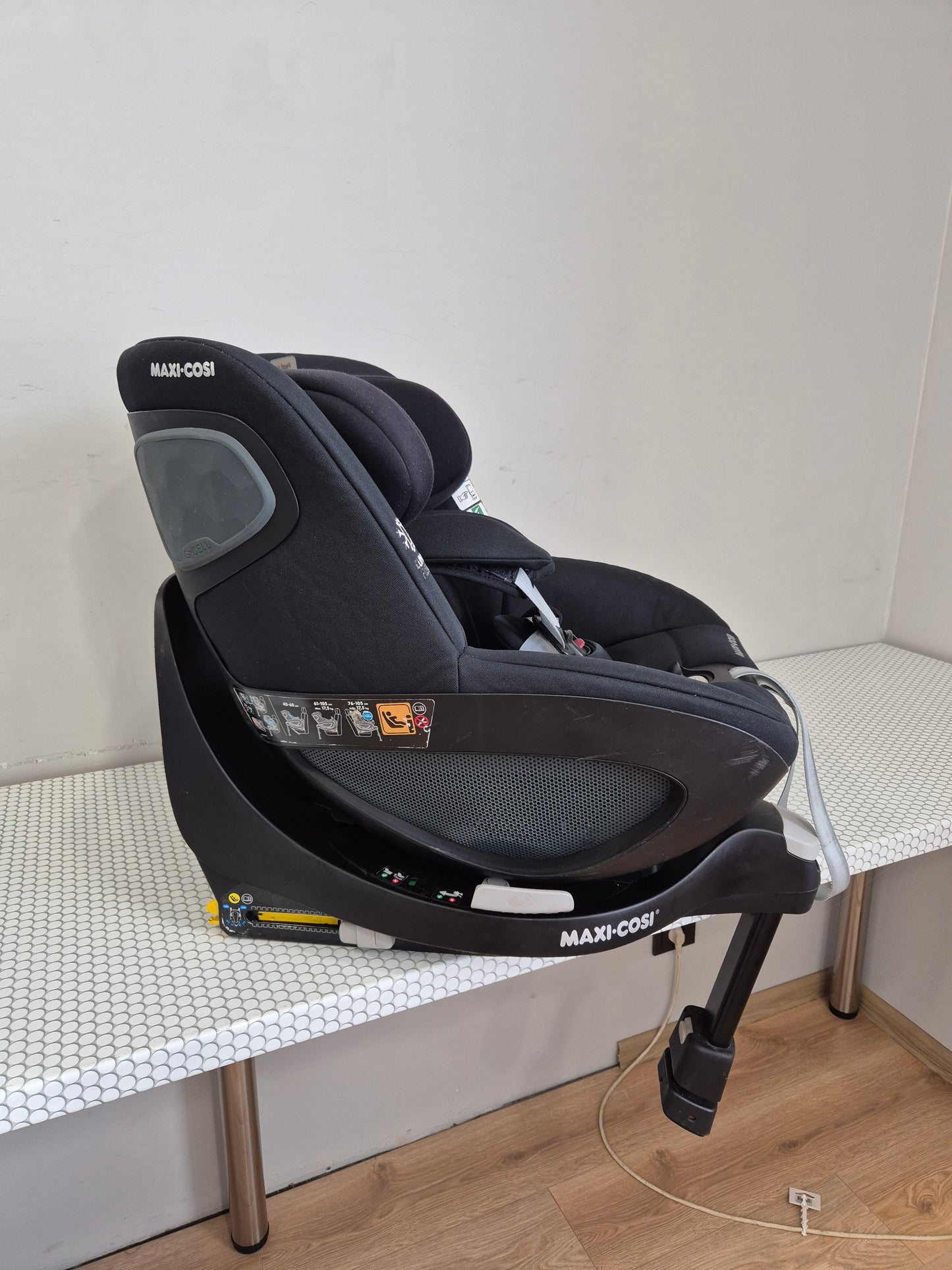 Maxi Cosi Pearl 360 i-Size 61–105cm. su FamilyFix360 baze.