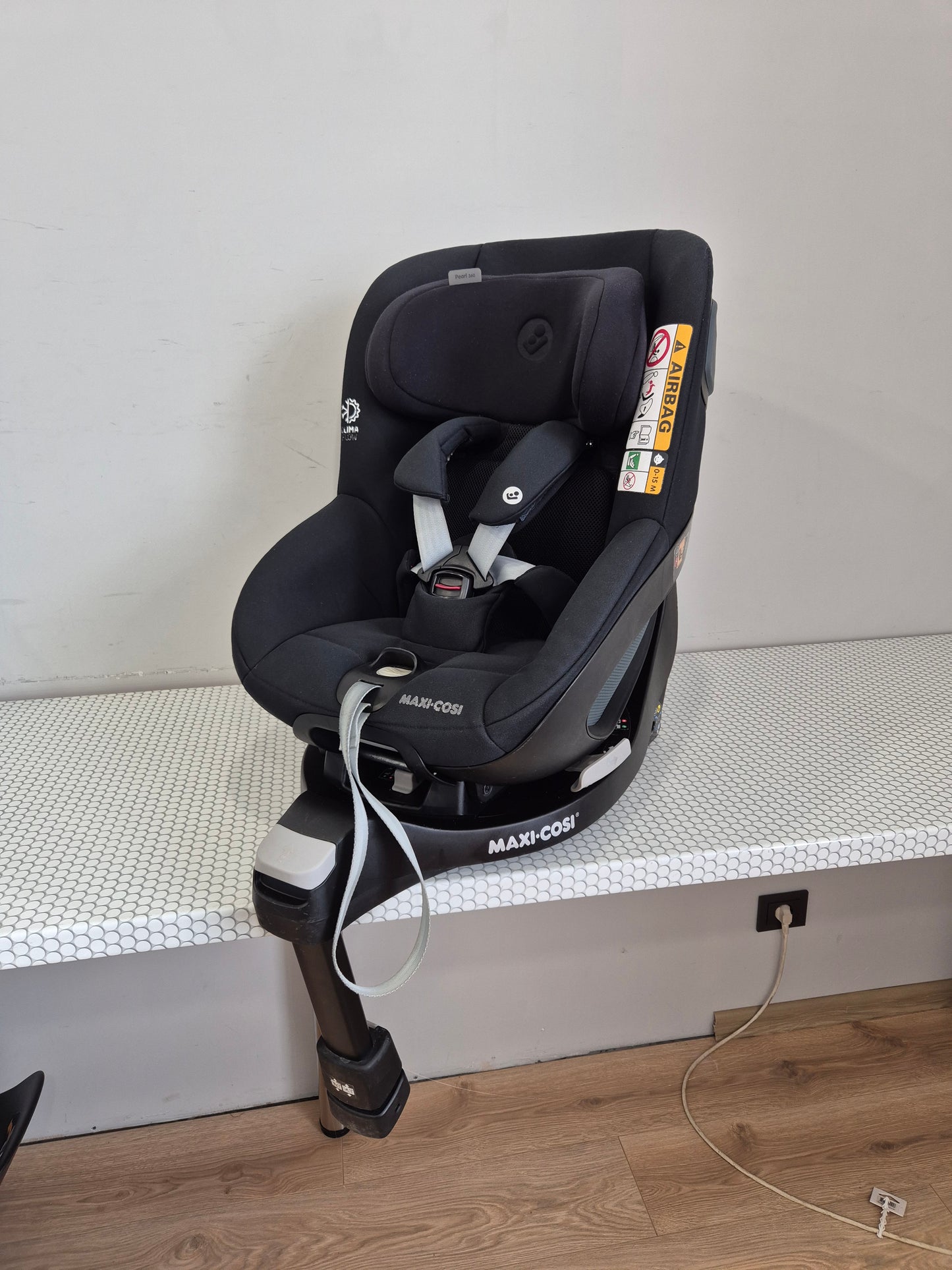 Maxi Cosi Pearl 360 i-Size 61–105cm. su FamilyFix360 baze.