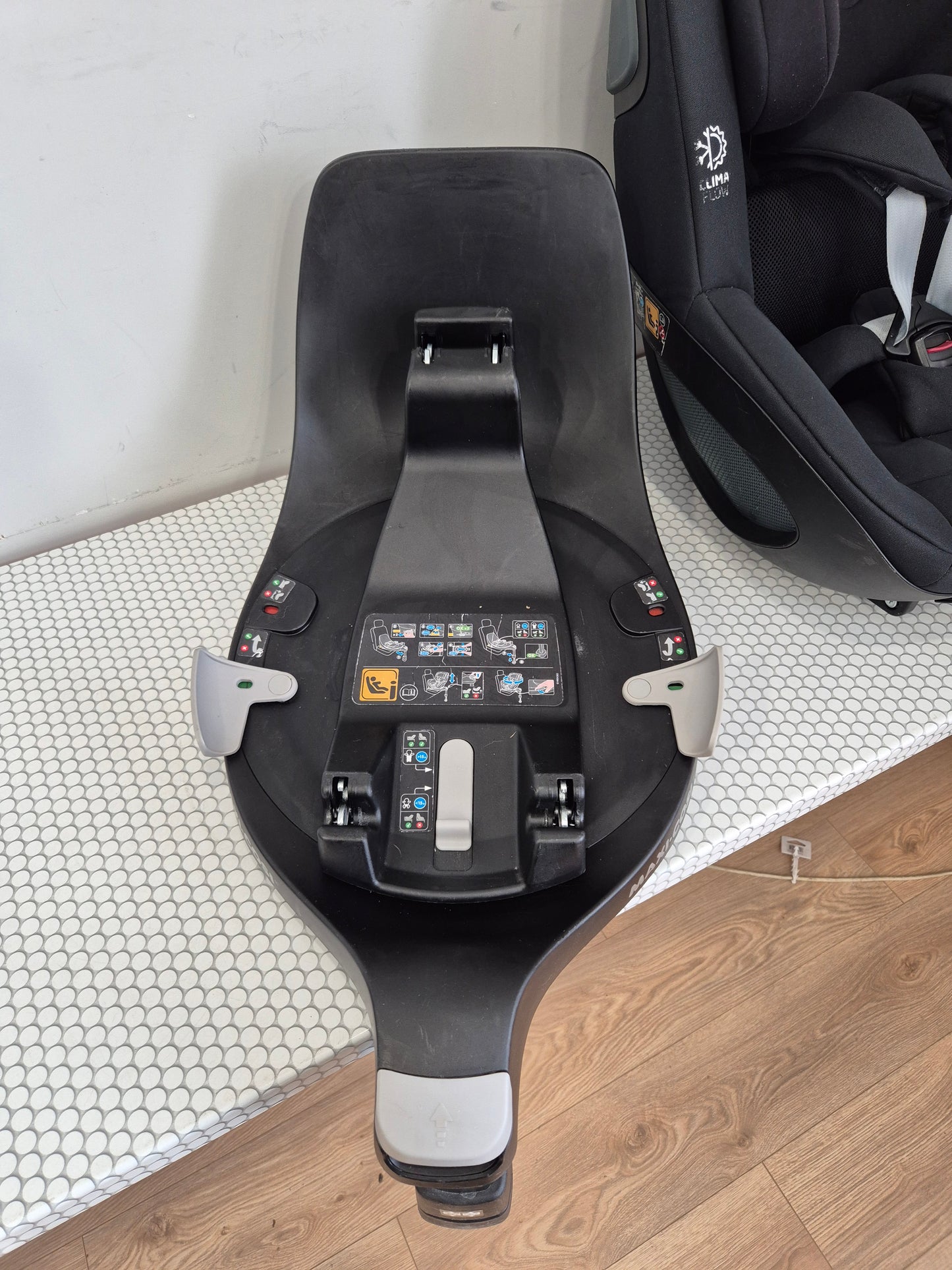 Maxi Cosi Pearl 360 i-Size 61–105cm. su FamilyFix360 baze.