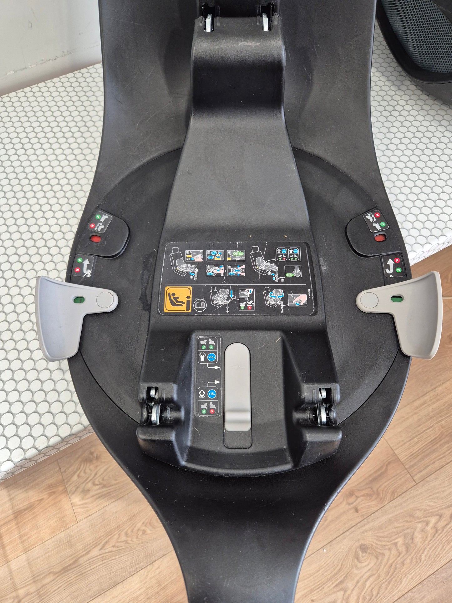 Maxi Cosi Pearl 360 i-Size 61–105cm. su FamilyFix360 baze.