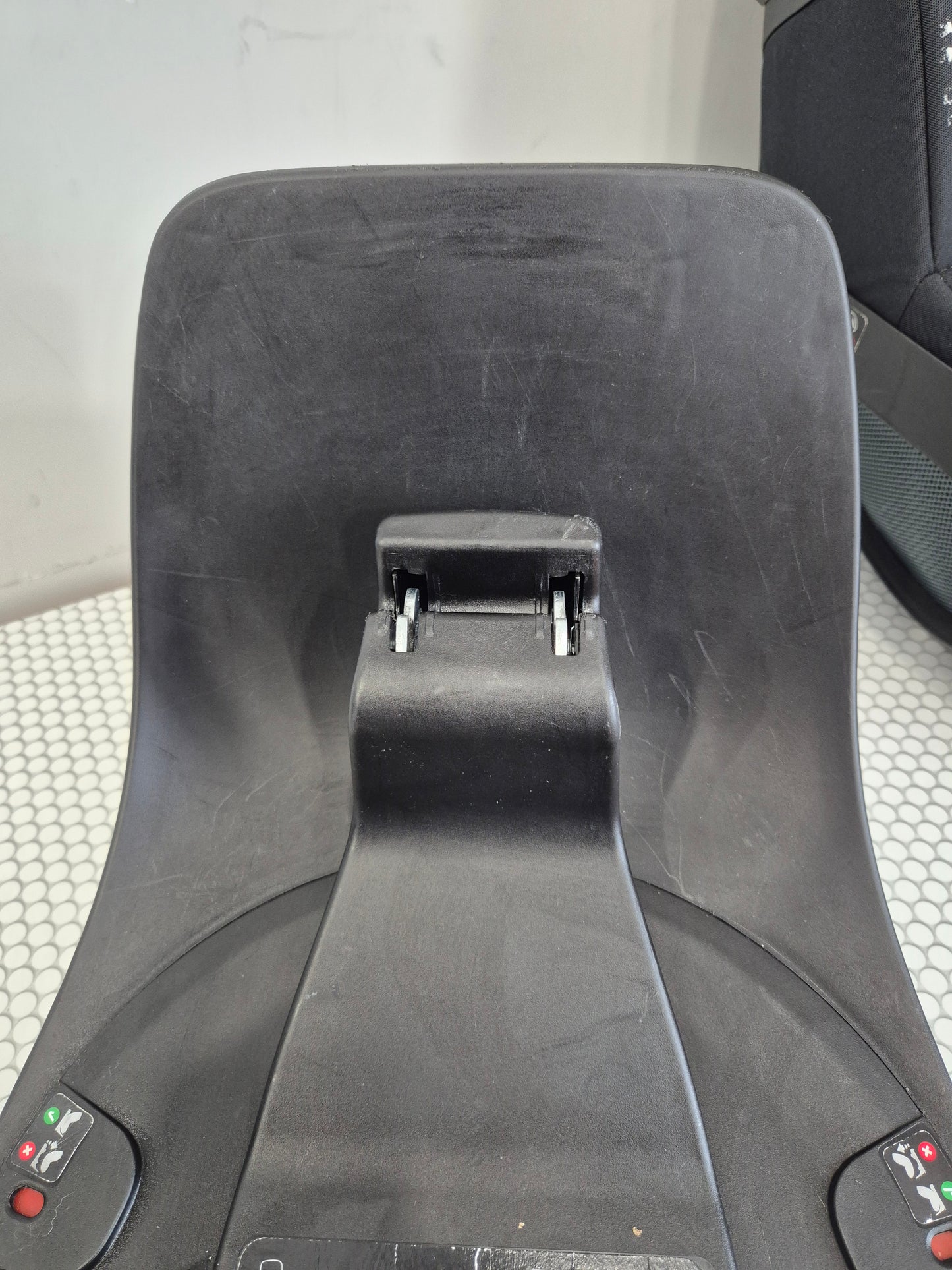 Maxi Cosi Pearl 360 i-Size 61–105cm. su FamilyFix360 baze.