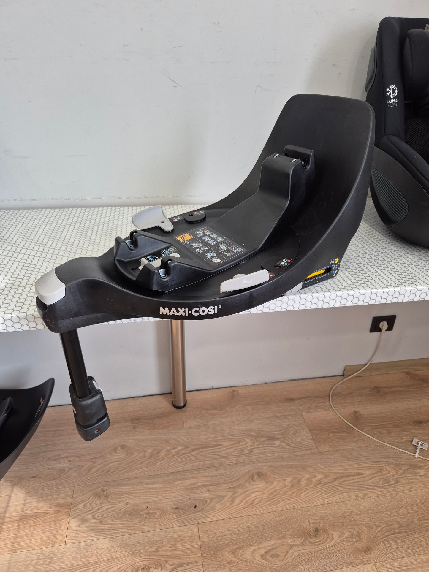 Maxi Cosi Pearl 360 i-Size 61–105cm. su FamilyFix360 baze.