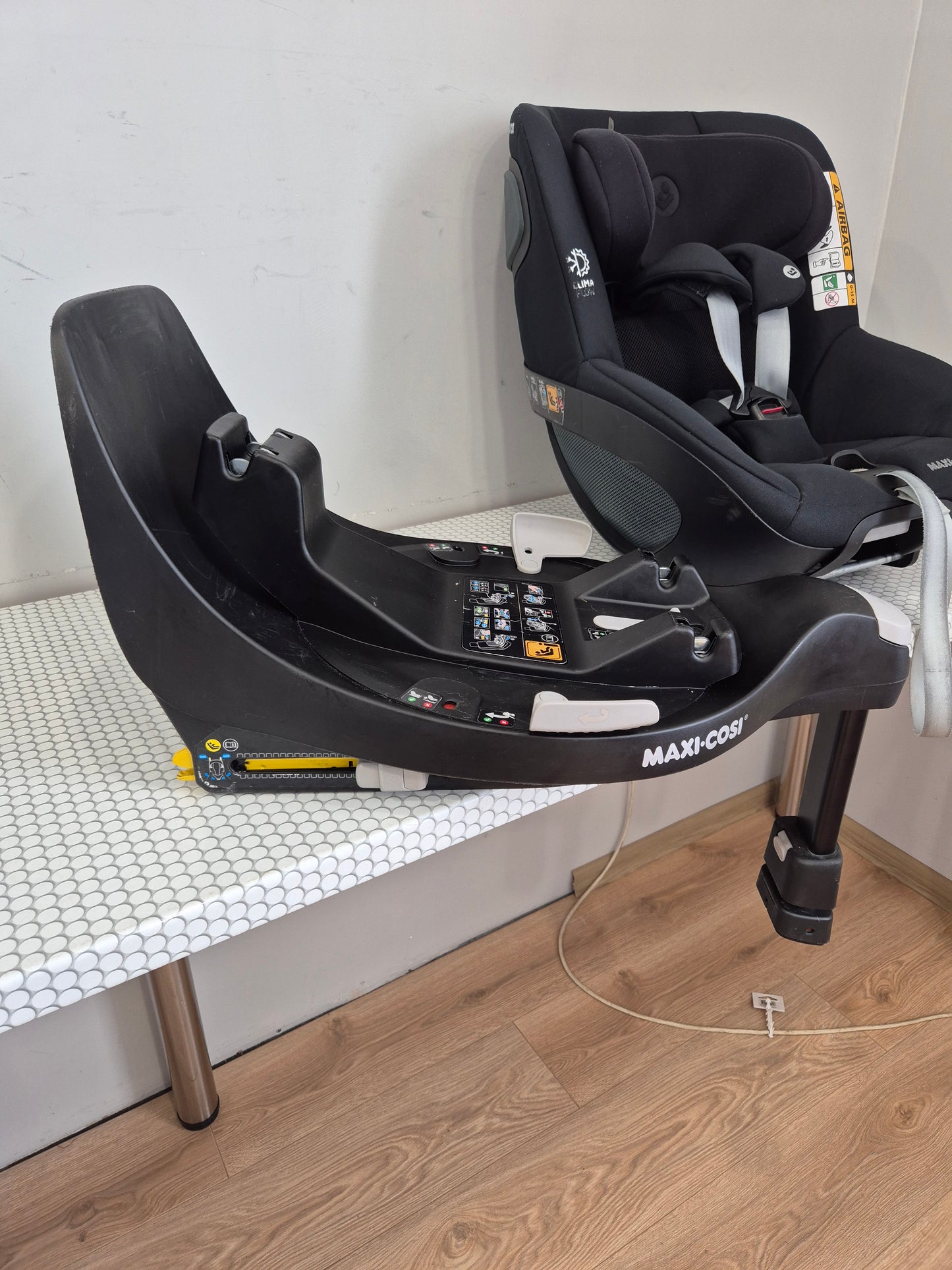 Maxi Cosi Pearl 360 i-Size 61–105cm. su FamilyFix360 baze.