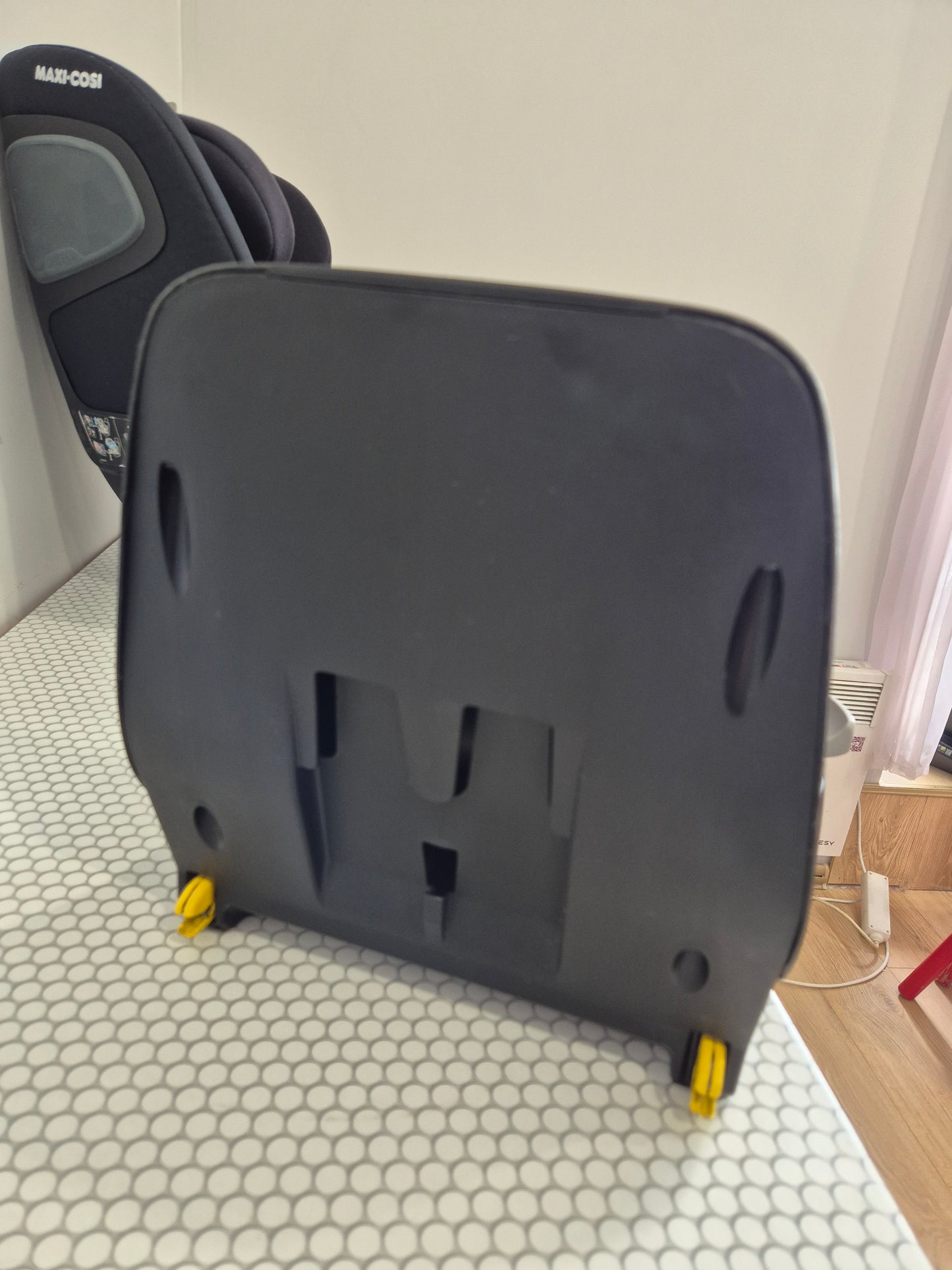 Maxi Cosi Pearl 360 i-Size 61–105cm. su FamilyFix360 baze.