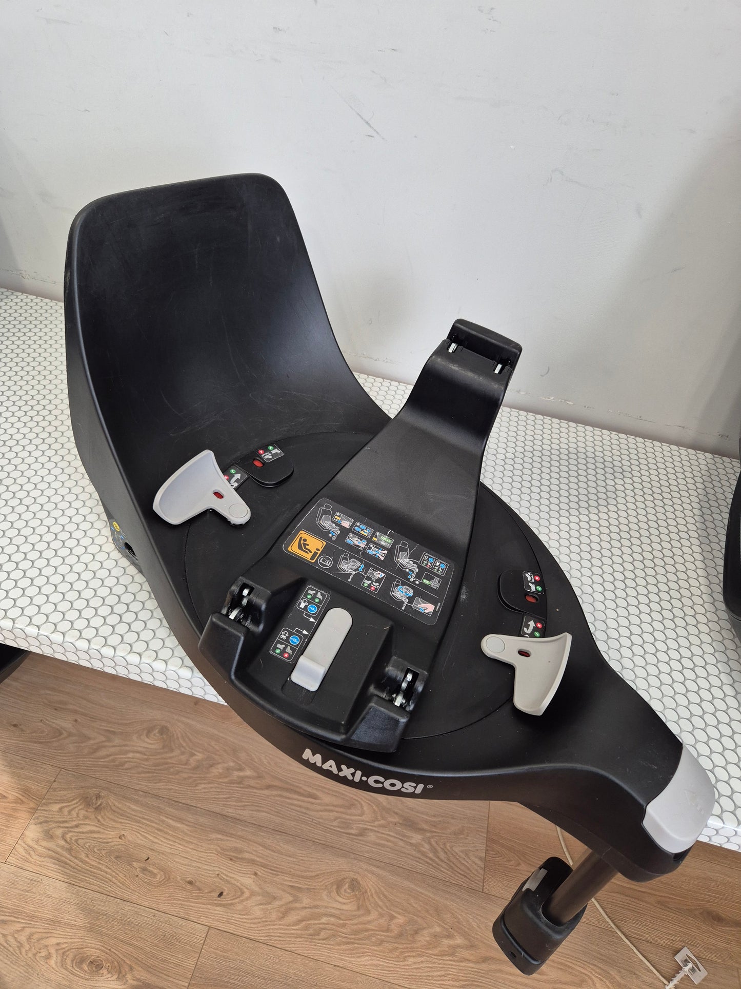 Maxi Cosi Pearl 360 i-Size 61–105cm. su FamilyFix360 baze.