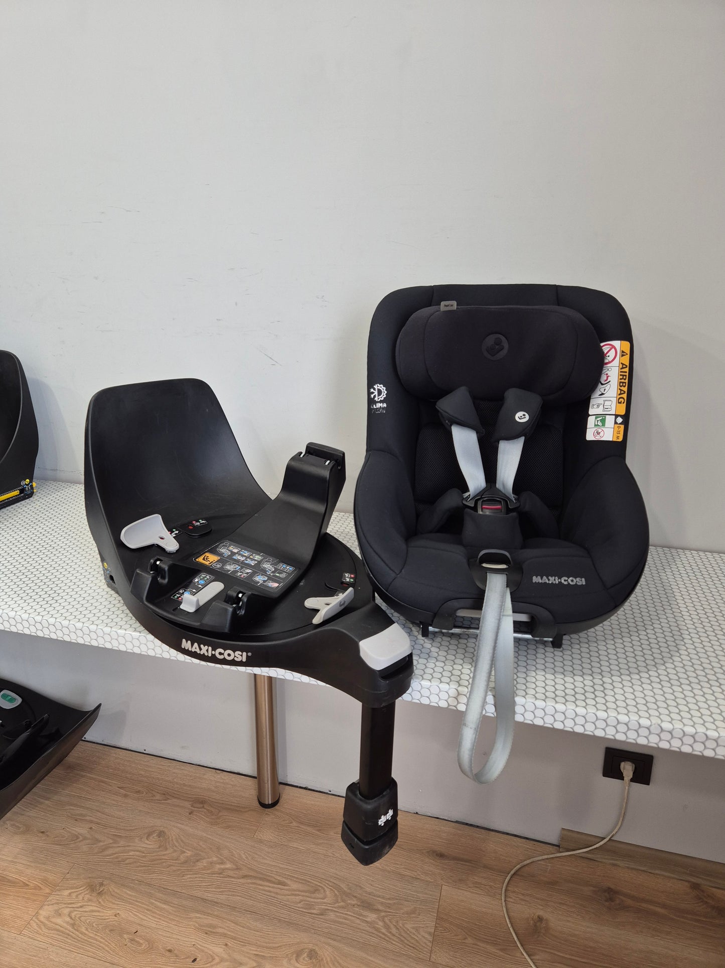 Maxi Cosi Pearl 360 i-Size 61–105cm. su FamilyFix360 baze.