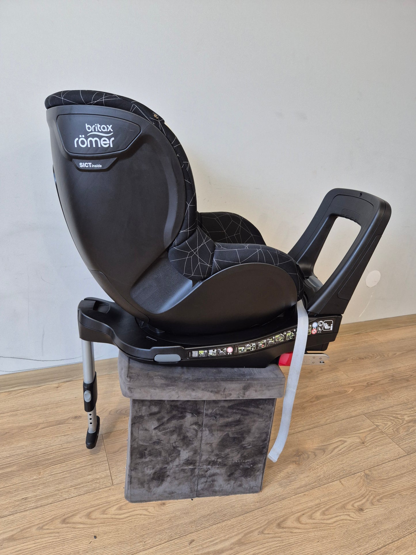 Britax Romer DualFix M i-Size 0-18kg.
