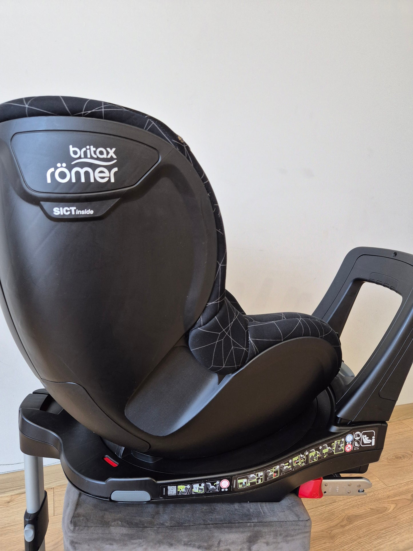 Britax Romer DualFix M i-Size 0-18kg.